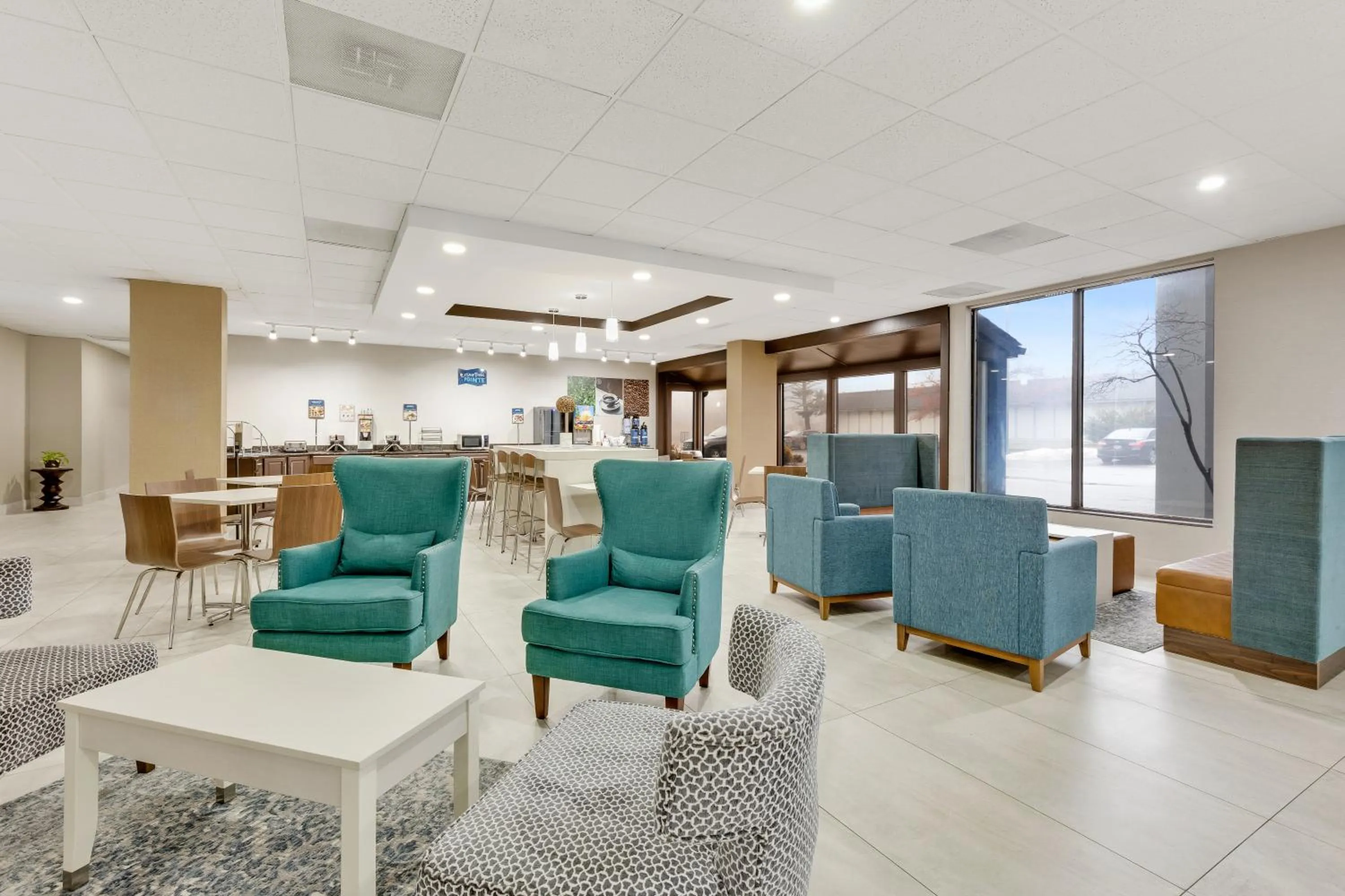 Seating area in Clarion Pointe Near Erie Casino