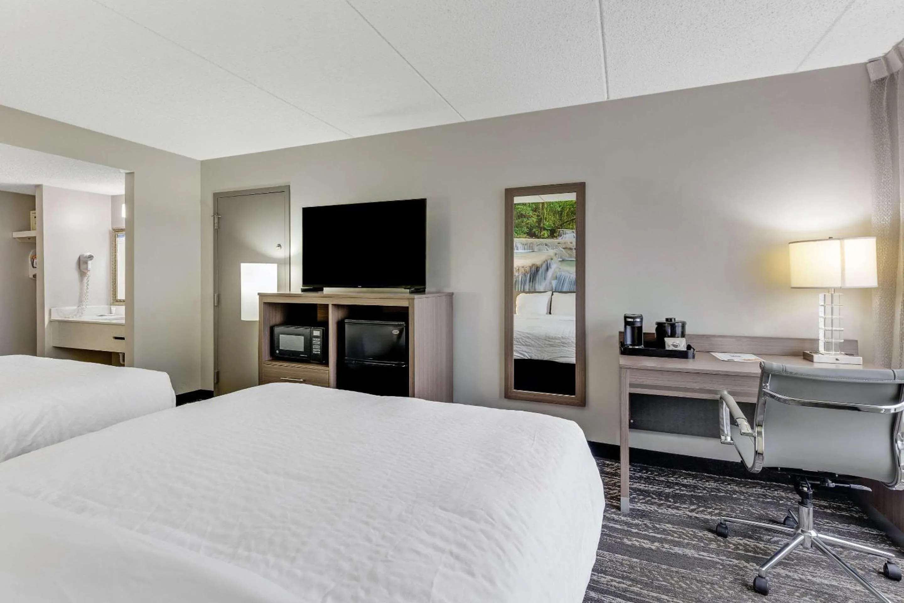 Bedroom, Bed in Clarion Pointe Near Erie Casino