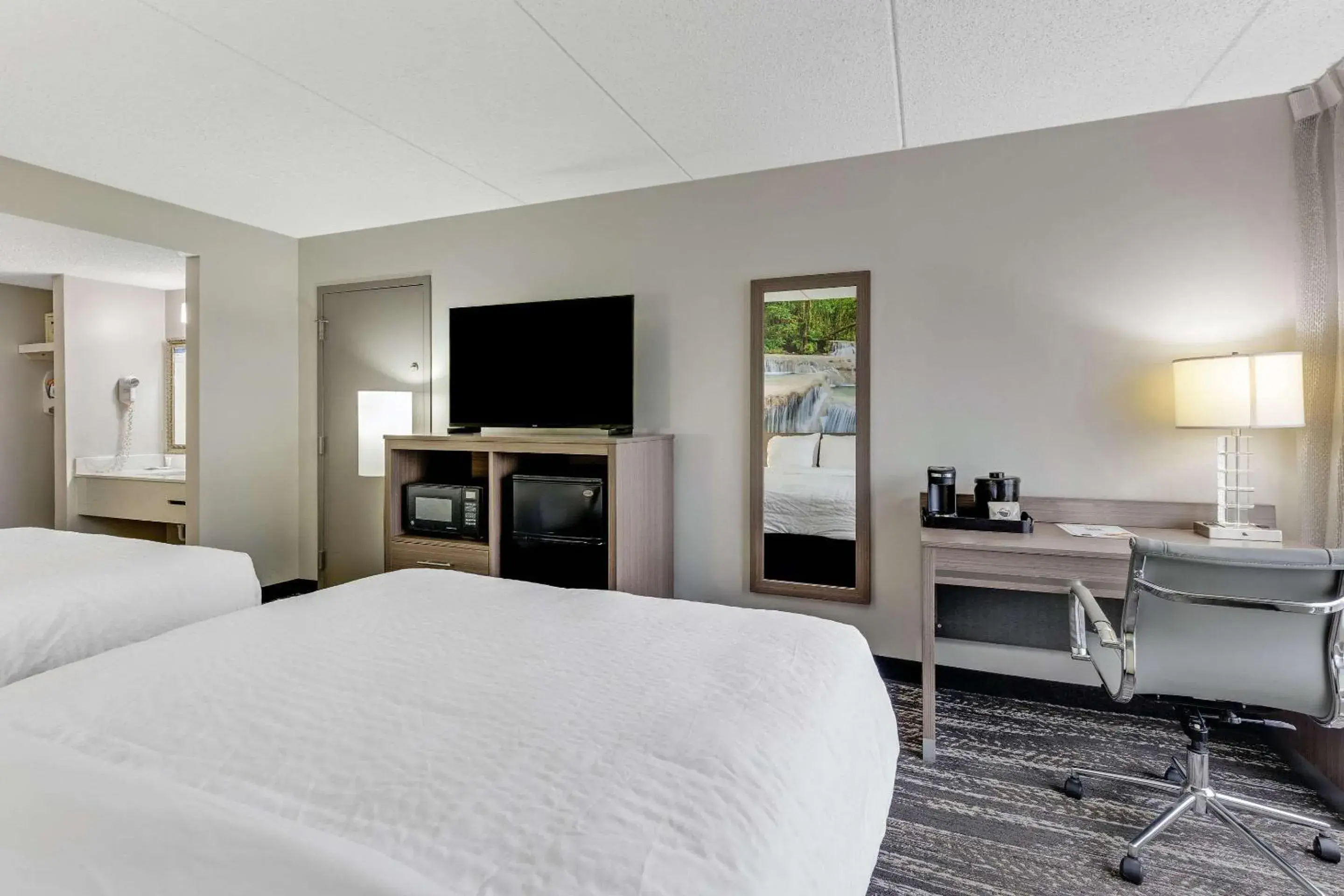 Bedroom, Bed in Clarion Pointe Near Erie Casino Bedroom, Bed in Clarion Pointe Near Erie Casino