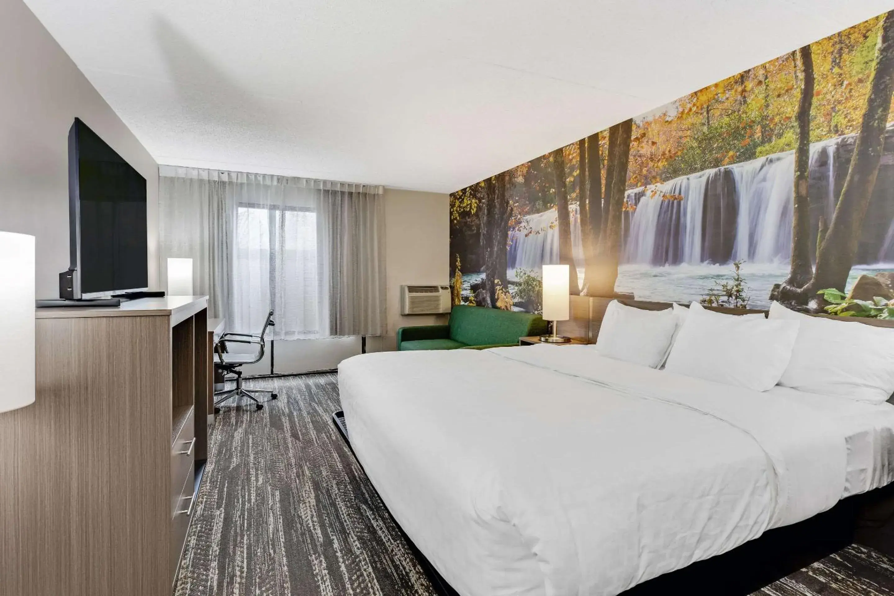 Bedroom, Bed in Clarion Pointe Near Erie Casino Bedroom, Bed in Clarion Pointe Near Erie Casino