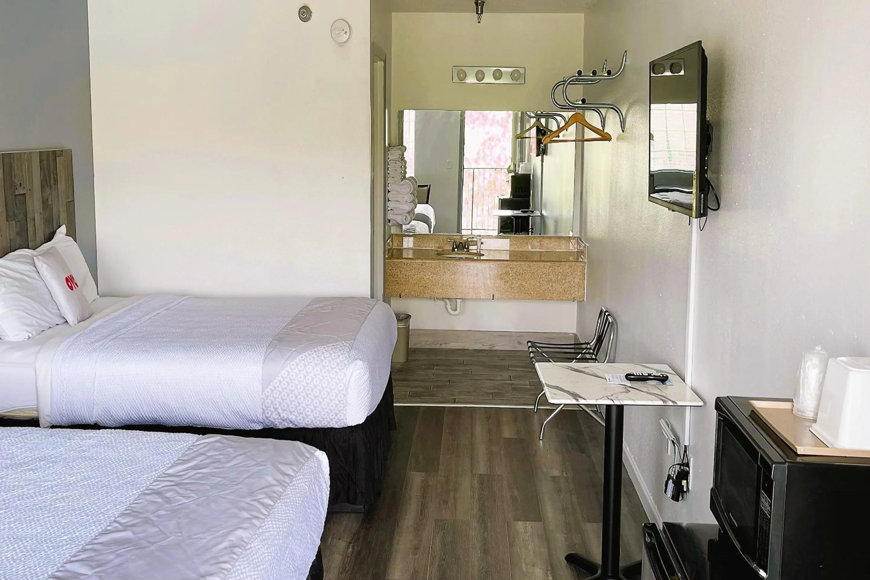 Bedroom, Bed in Evergreen Inn