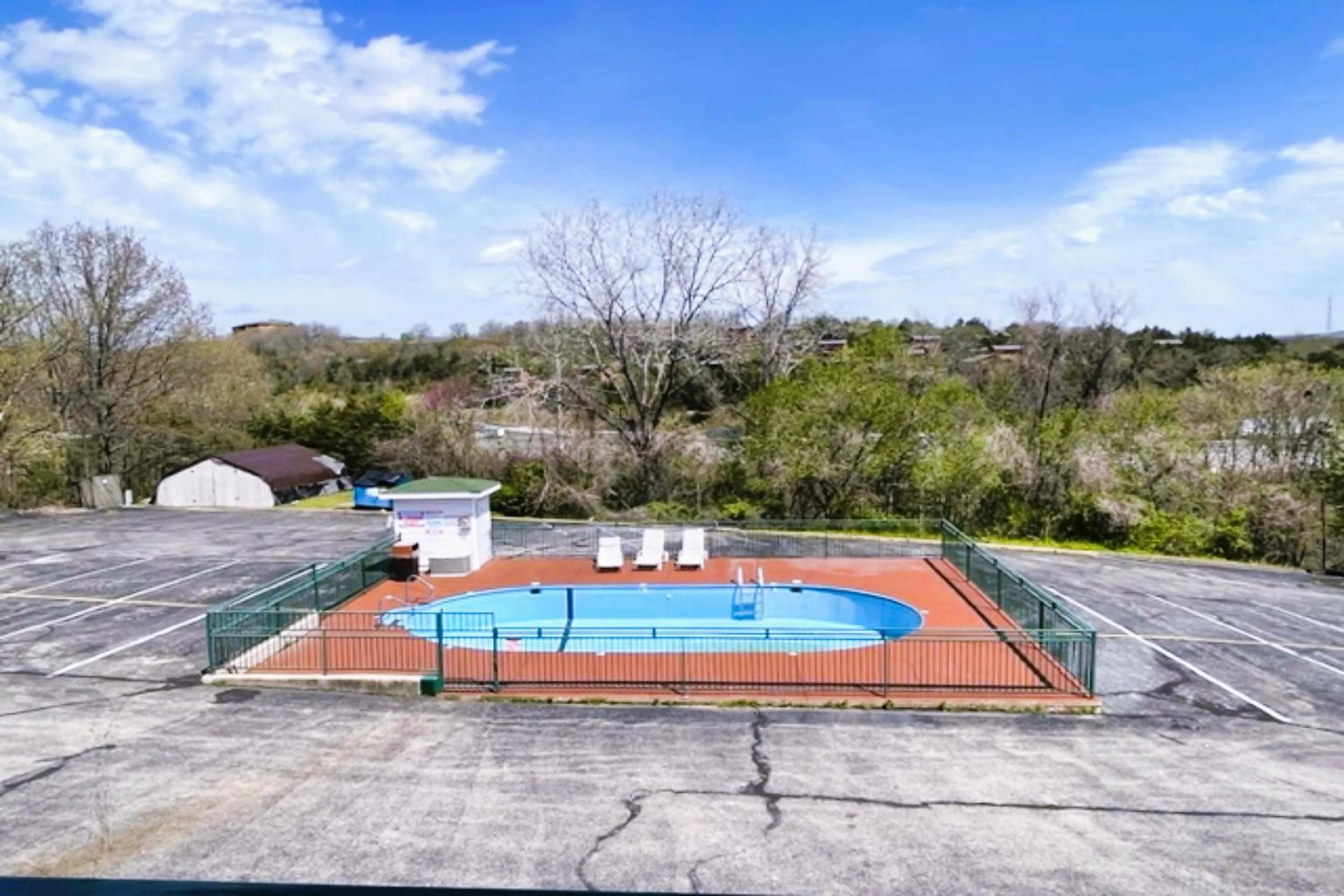 Swimming pool in Capital O - Classic Motor Inn Branson