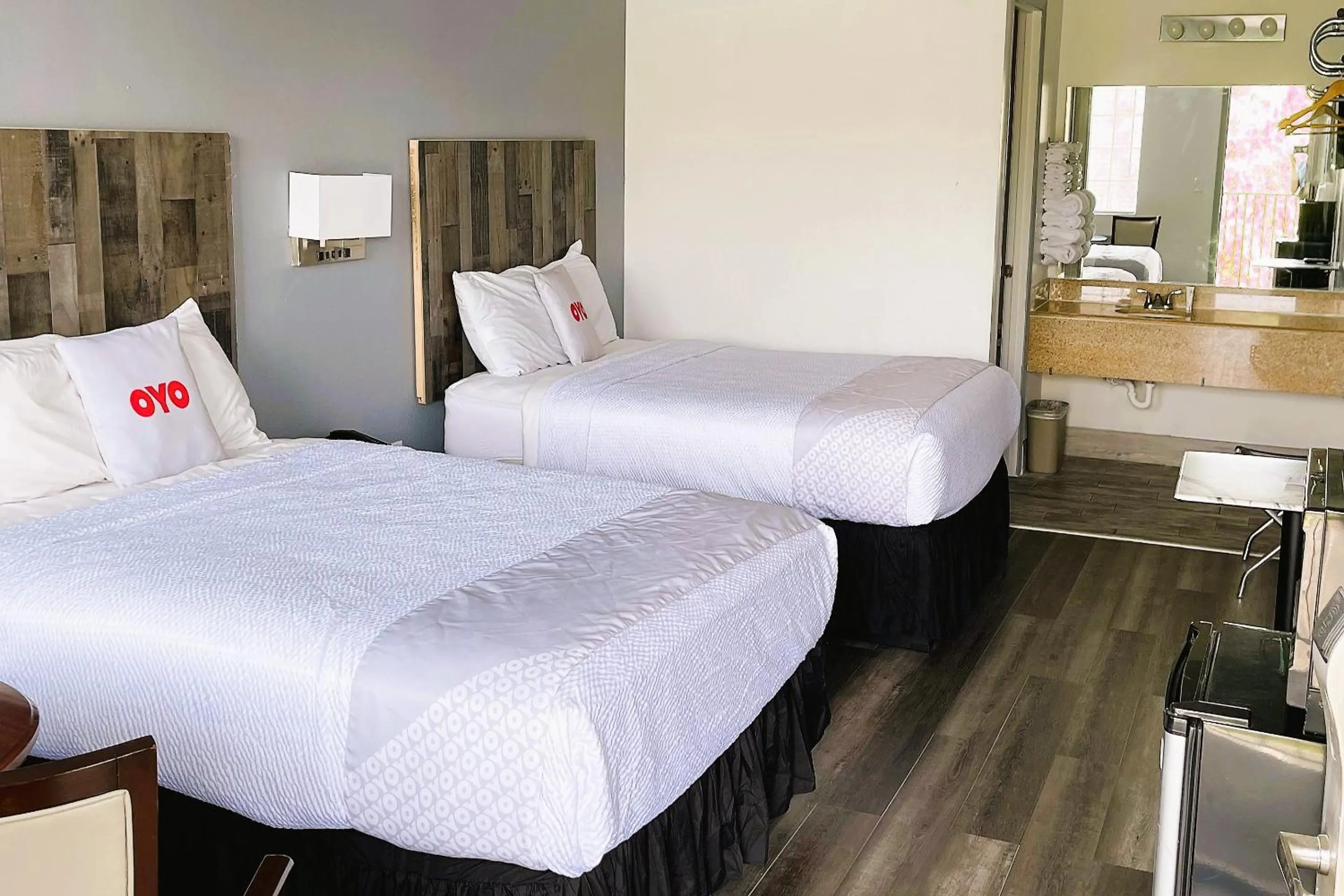 Bedroom, Bed in Evergreen Inn