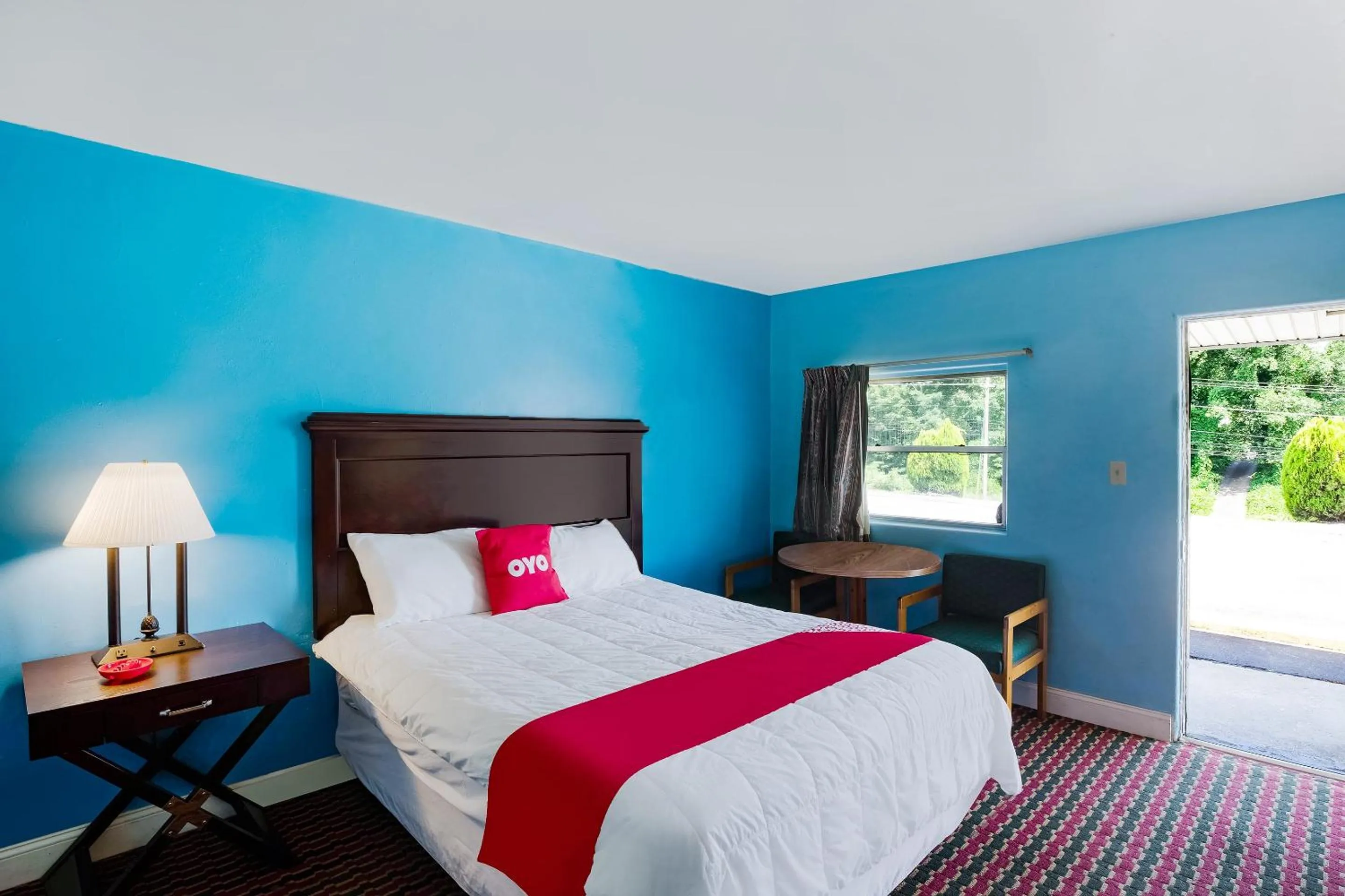 Bedroom in BlueJay Motel - Salem - Roanoke I-81