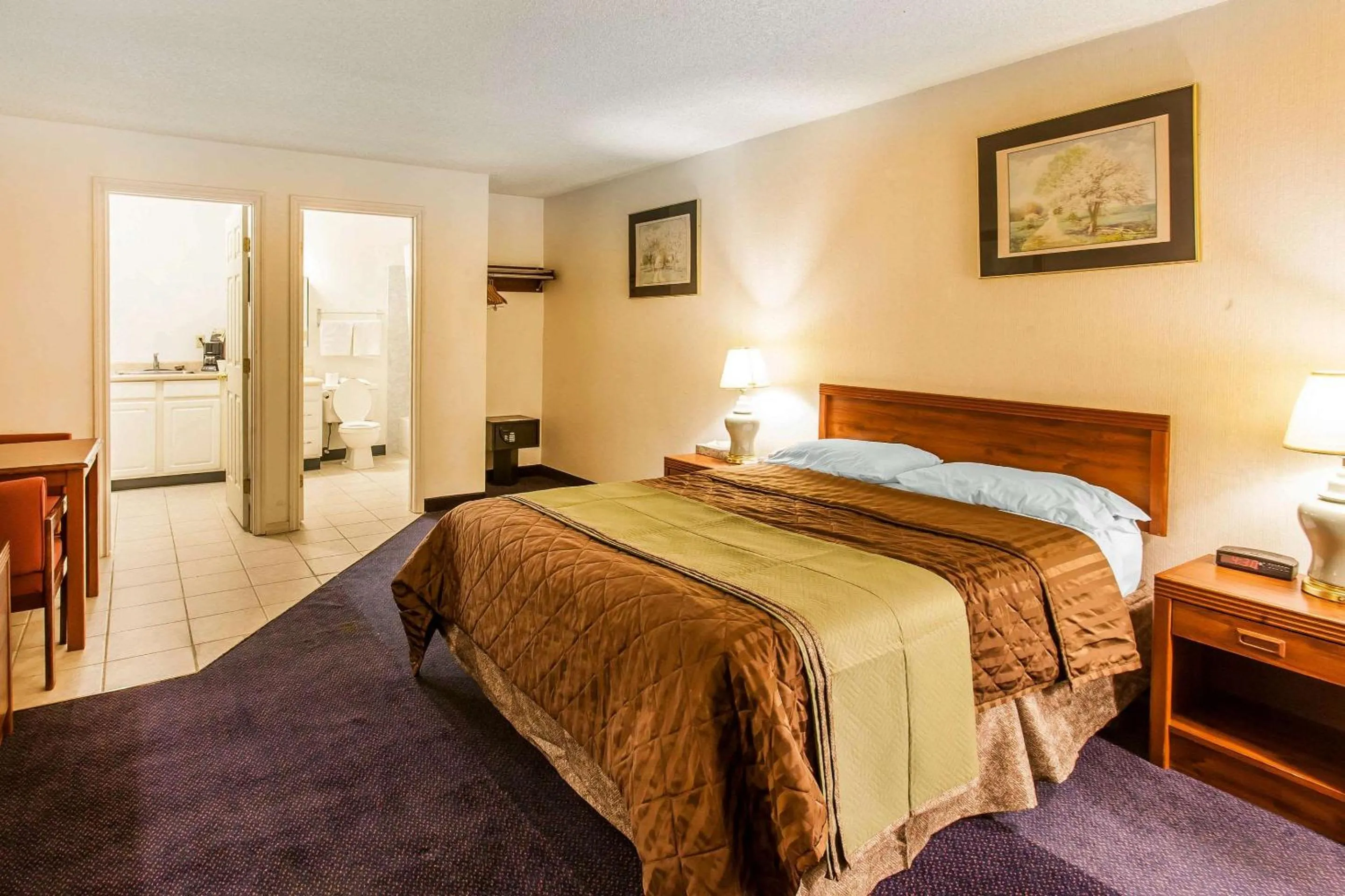 Photo of the whole room in Econo Lodge Everett