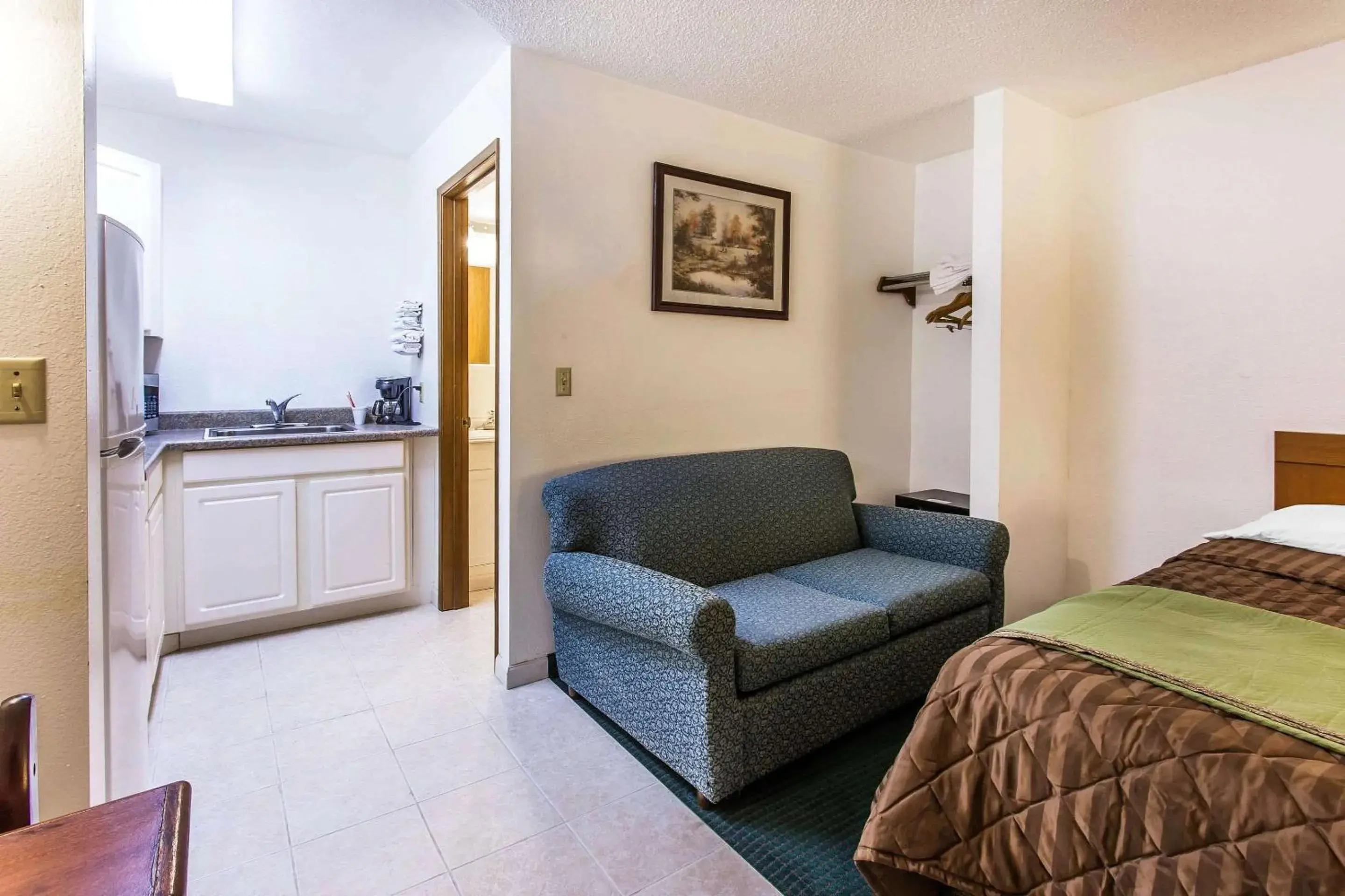 Photo of the whole room, Seating Area in Econo Lodge Everett