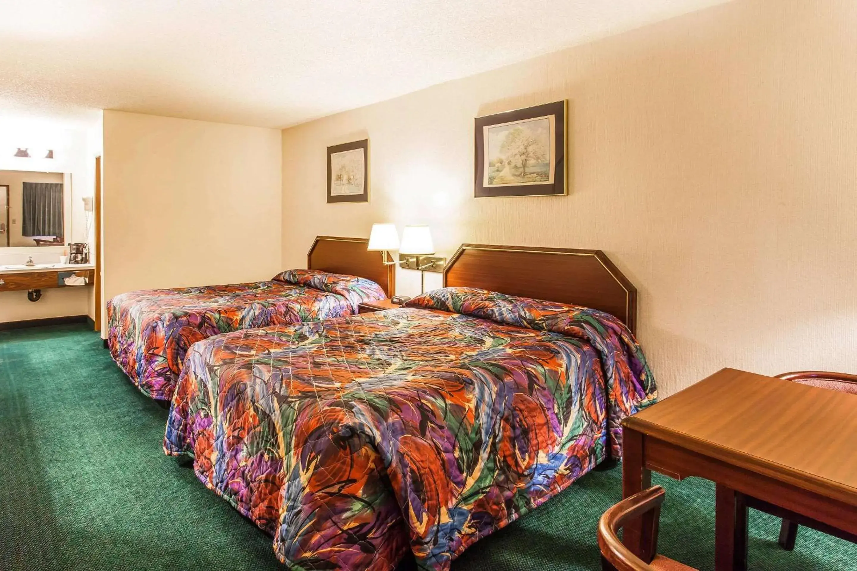 Photo of the whole room, Bed in Econo Lodge Everett