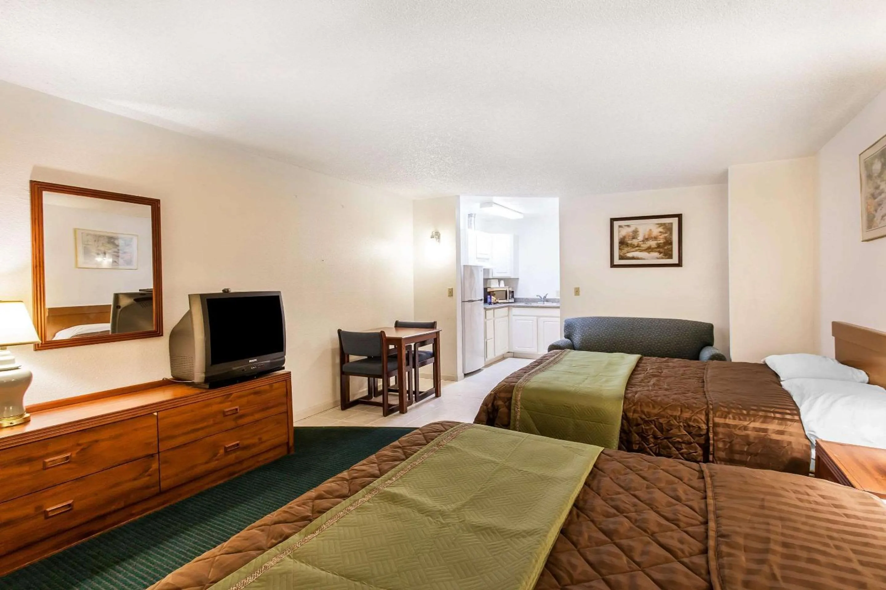 Photo of the whole room, TV/Entertainment Center in Econo Lodge Everett