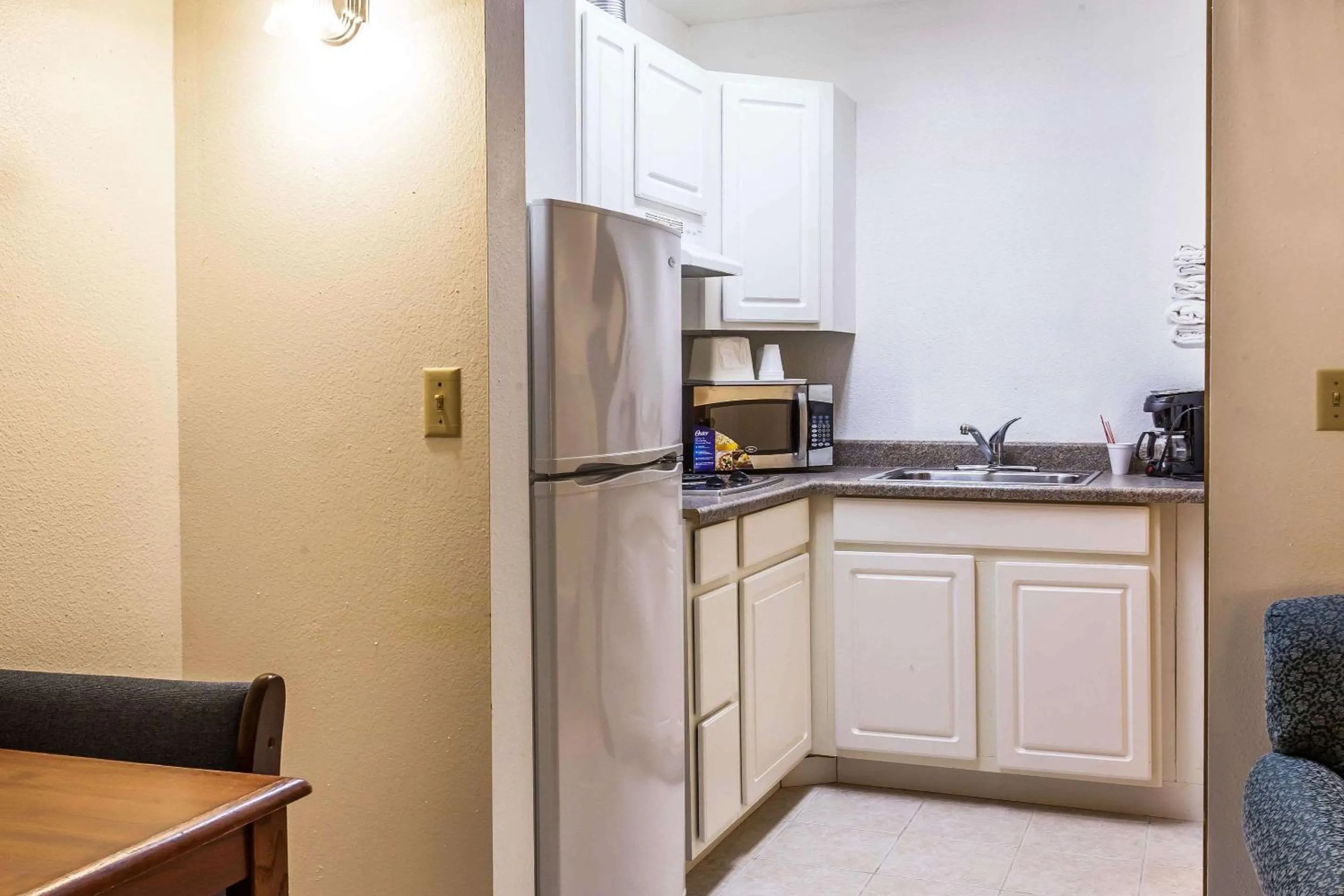 Photo of the whole room, Kitchen/Kitchenette in Econo Lodge Everett