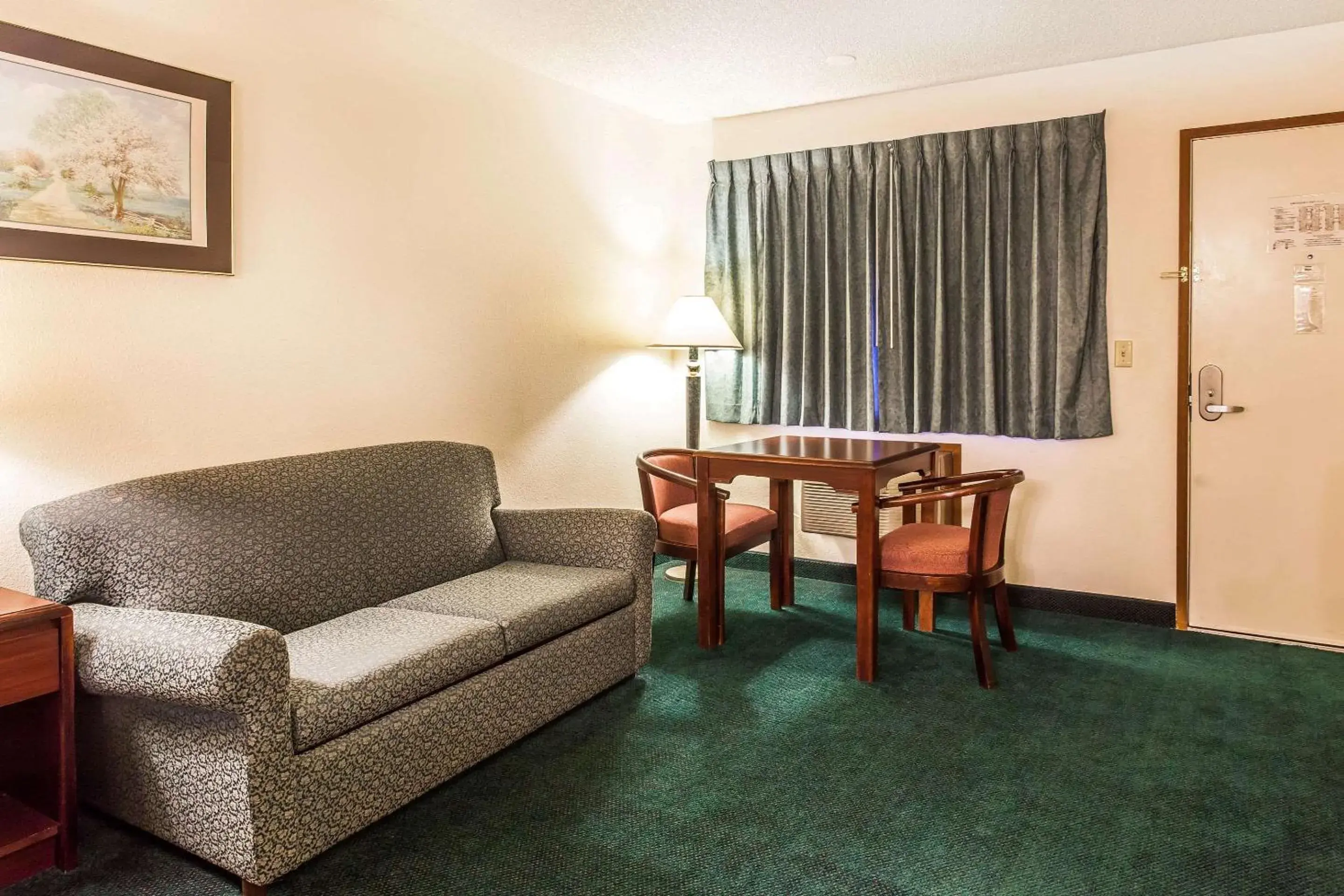Photo of the whole room, Seating Area in Econo Lodge Everett