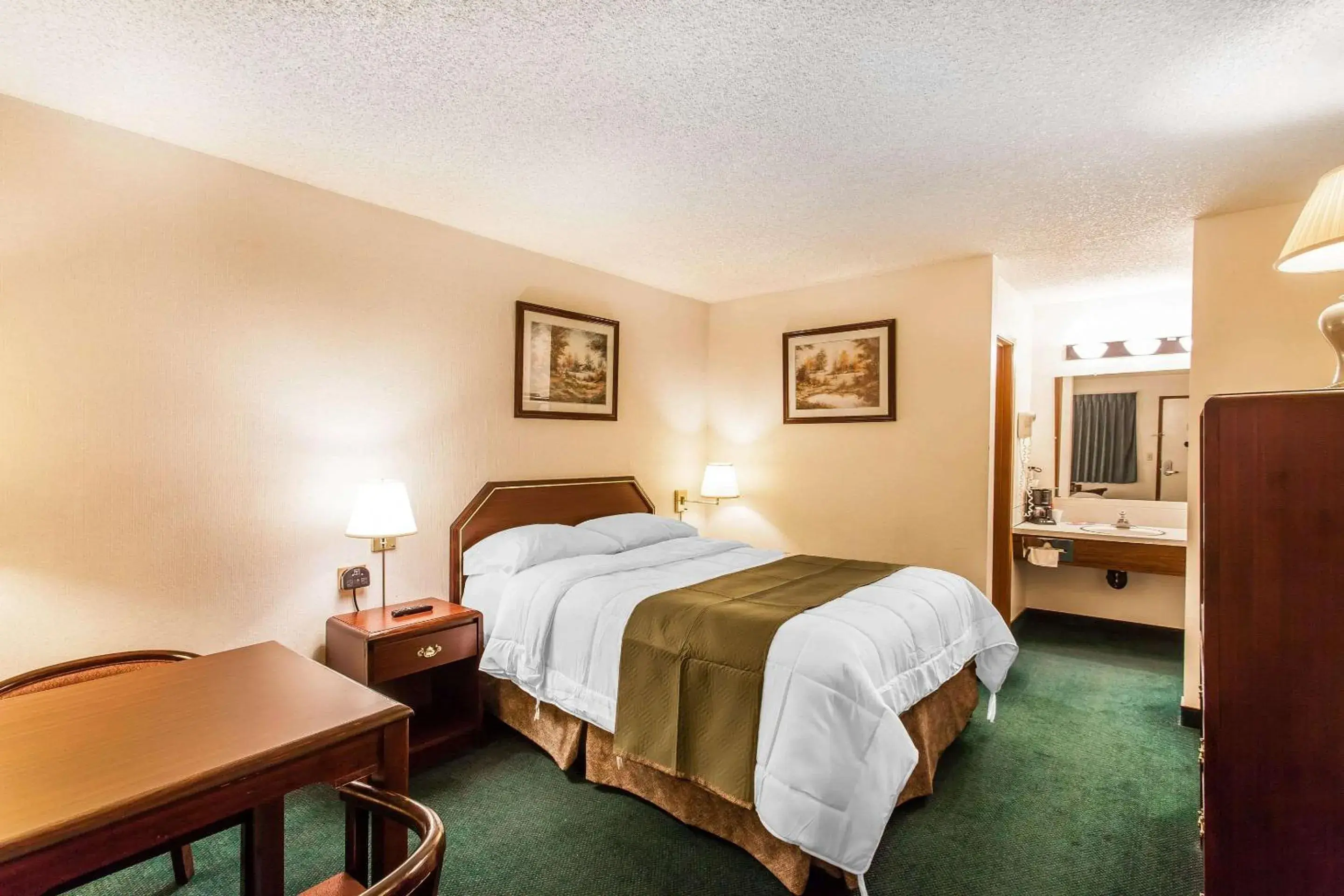 Photo of the whole room, Bed in Econo Lodge Everett