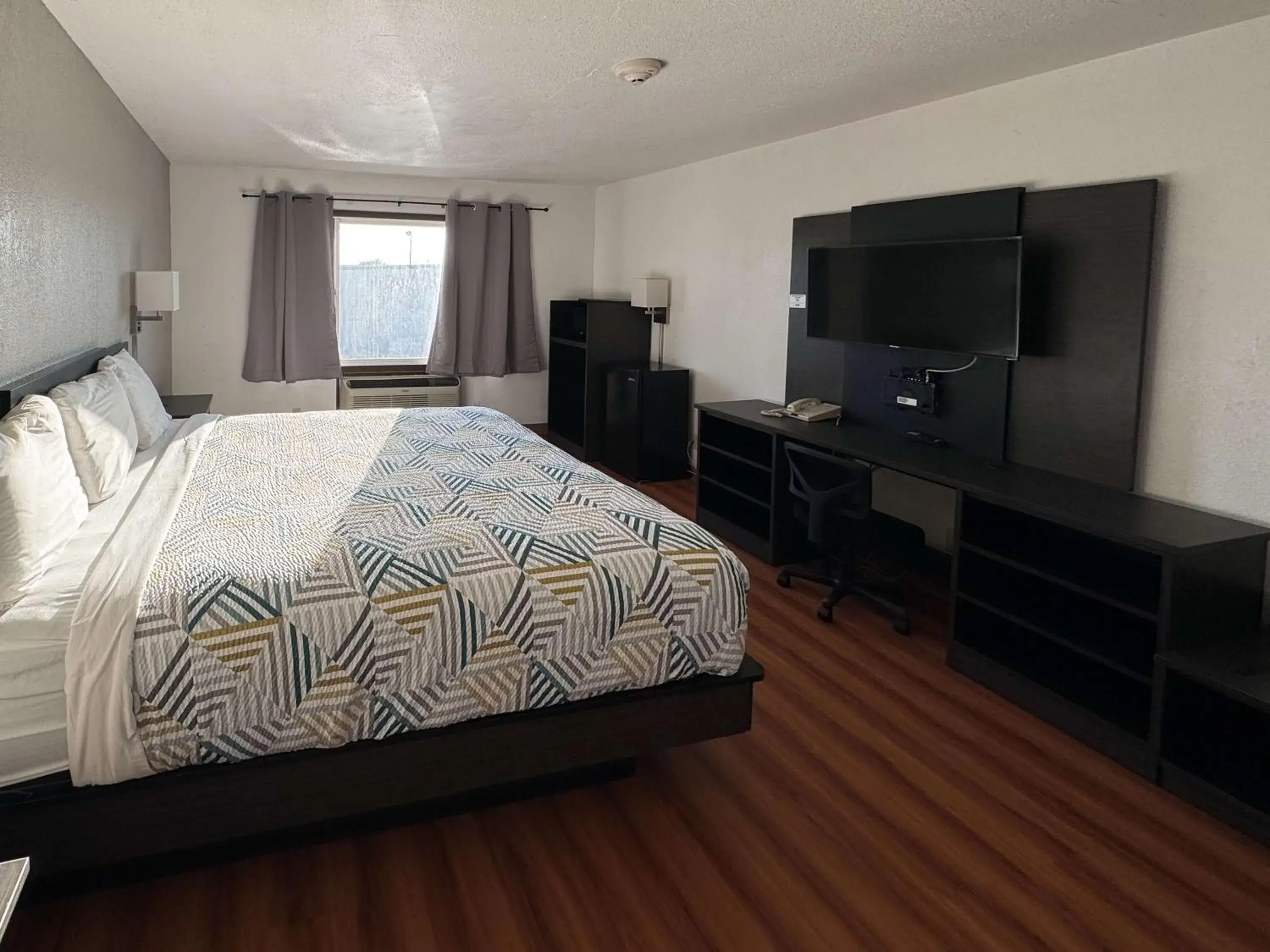 Bedroom, Bed in Motel 6-Fond Du Lac, WI Bedroom, Bed in Motel 6-Fond Du Lac, WI