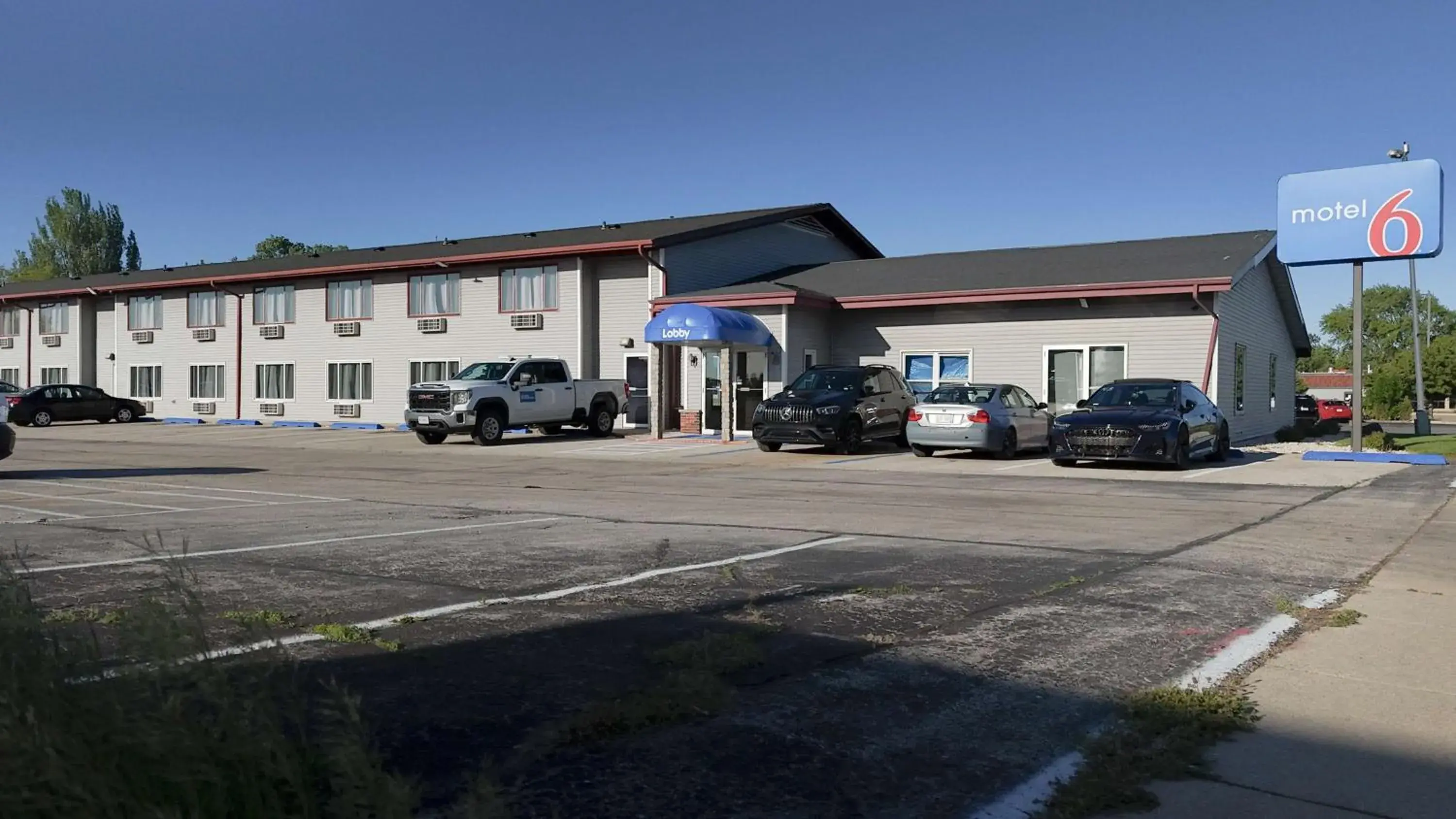 Property building in Motel 6-Fond Du Lac, WI Property building in Motel 6-Fond Du Lac, WI