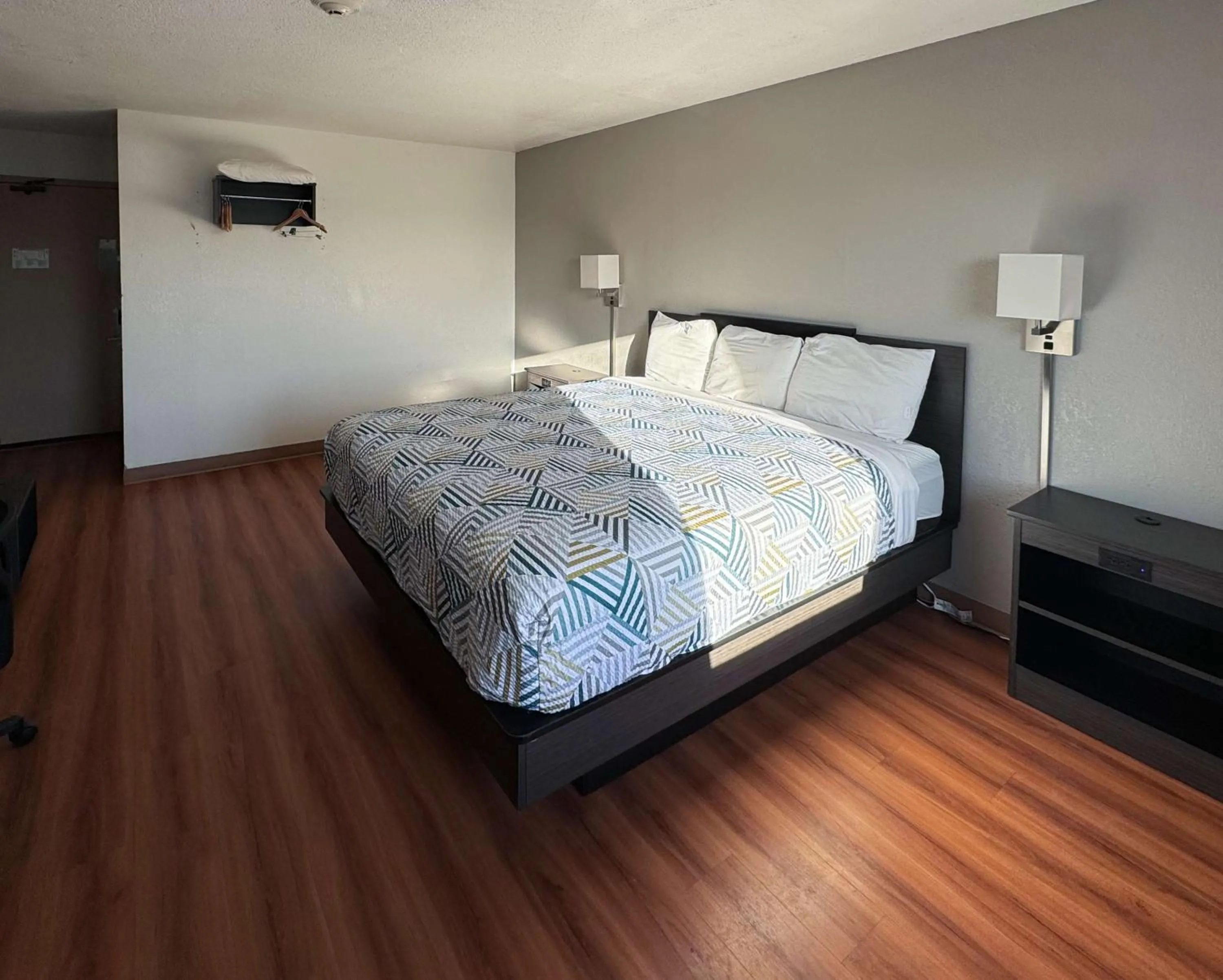 Bedroom, Bed in Motel 6-Fond Du Lac, WI