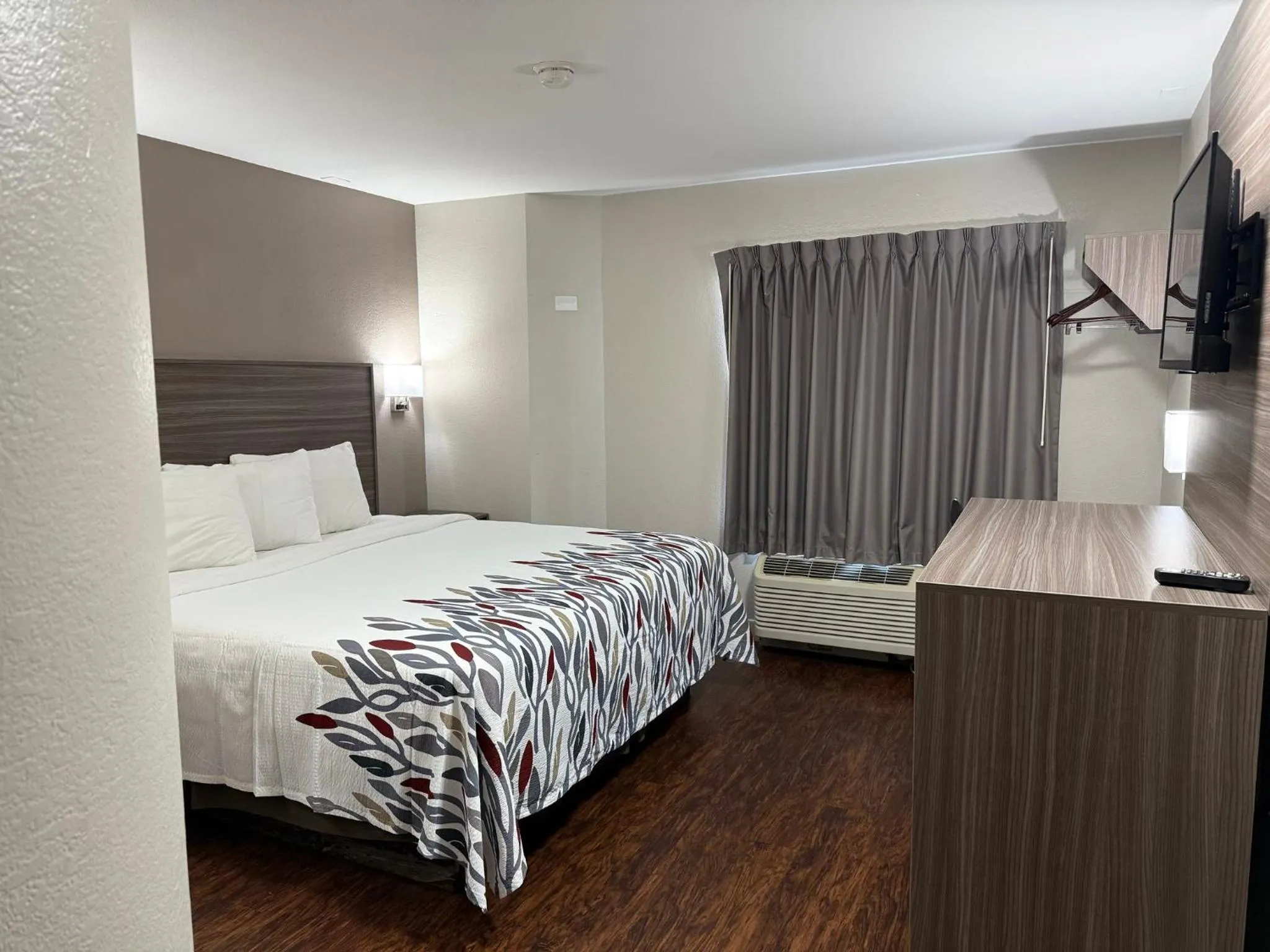 Photo of the whole room, Bed in Red Roof Inn Austin - Round Rock