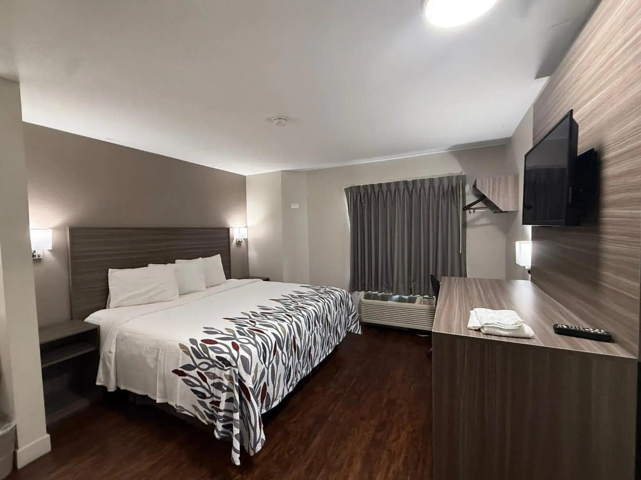 Photo of the whole room, Bed in Red Roof Inn Austin - Round Rock Photo of the whole room, Bed in Red Roof Inn Austin - Round Rock