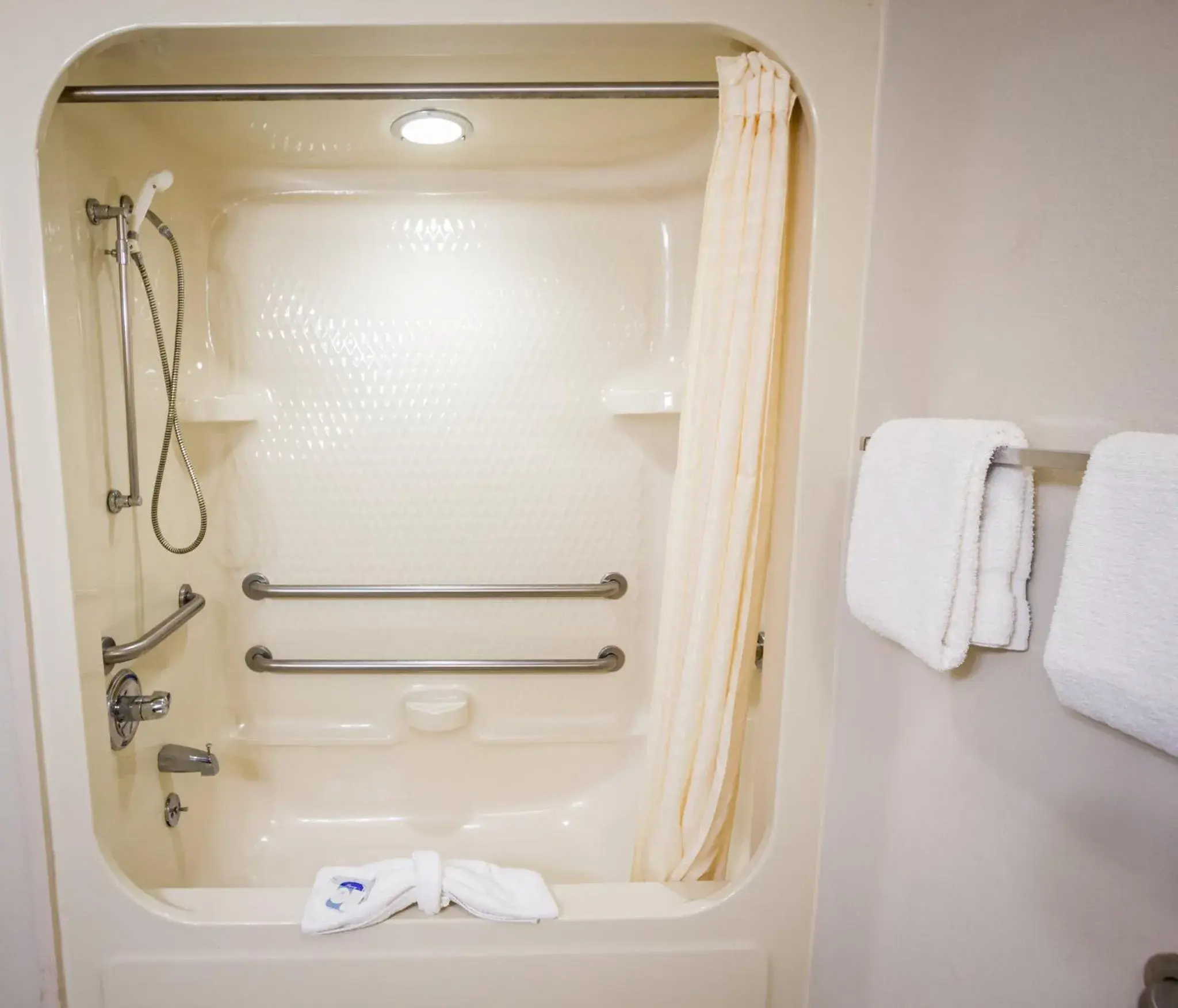 Bathroom in Red Roof Inn Austin - Round Rock Bathroom in Red Roof Inn Austin - Round Rock