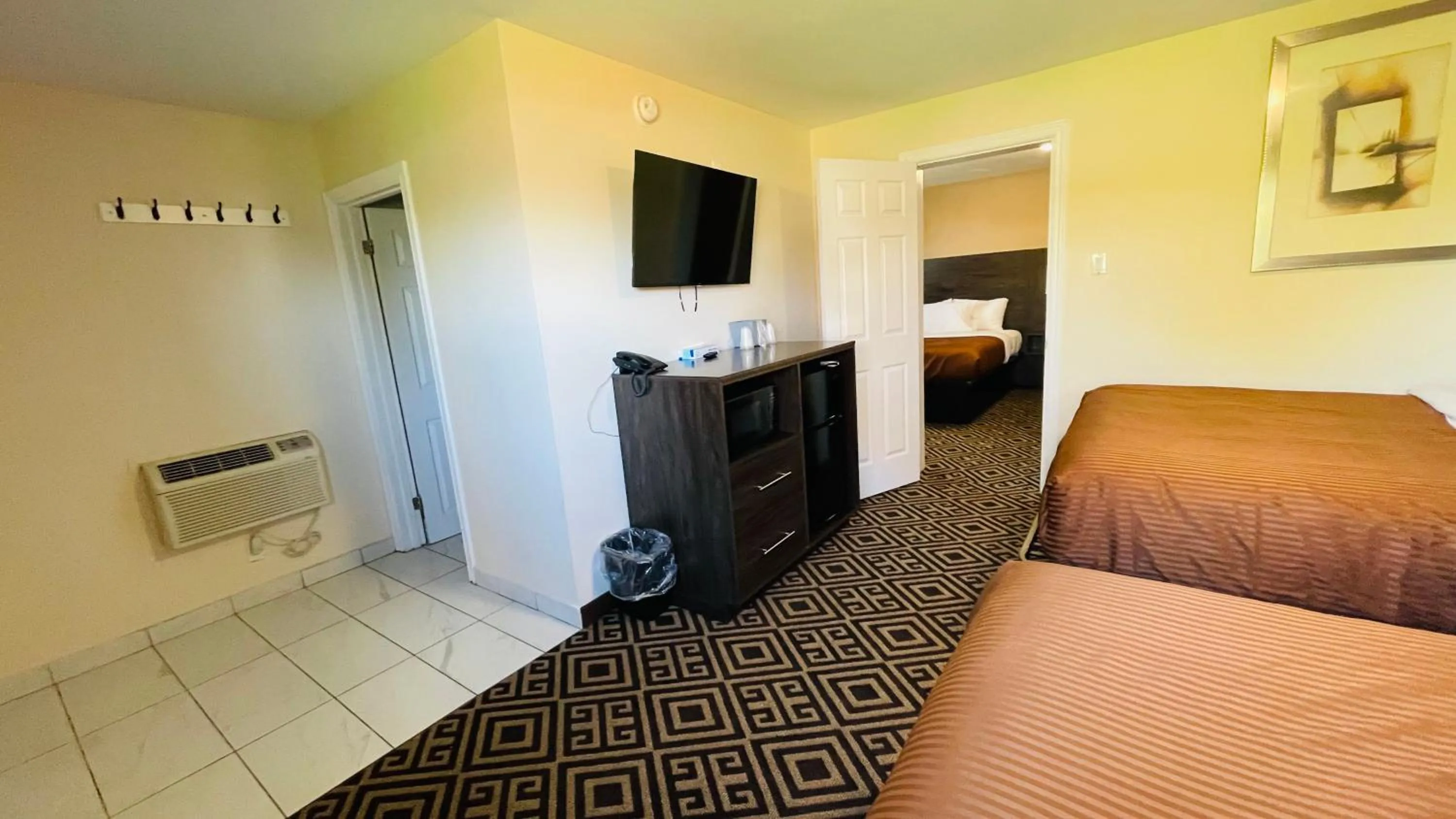 Bed in Falls Lodge & Suites