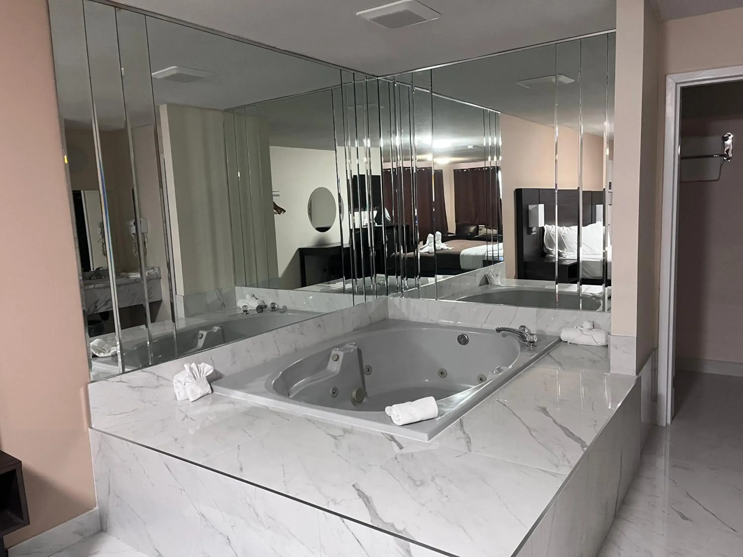 Falls Lodge & Suites Falls Lodge & Suites