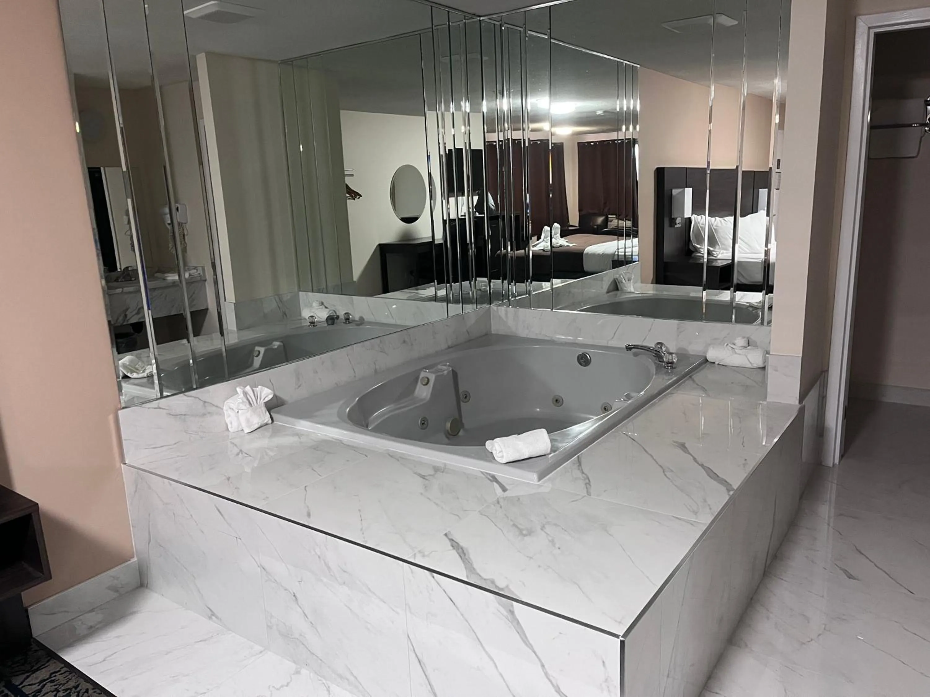 Falls Lodge & Suites