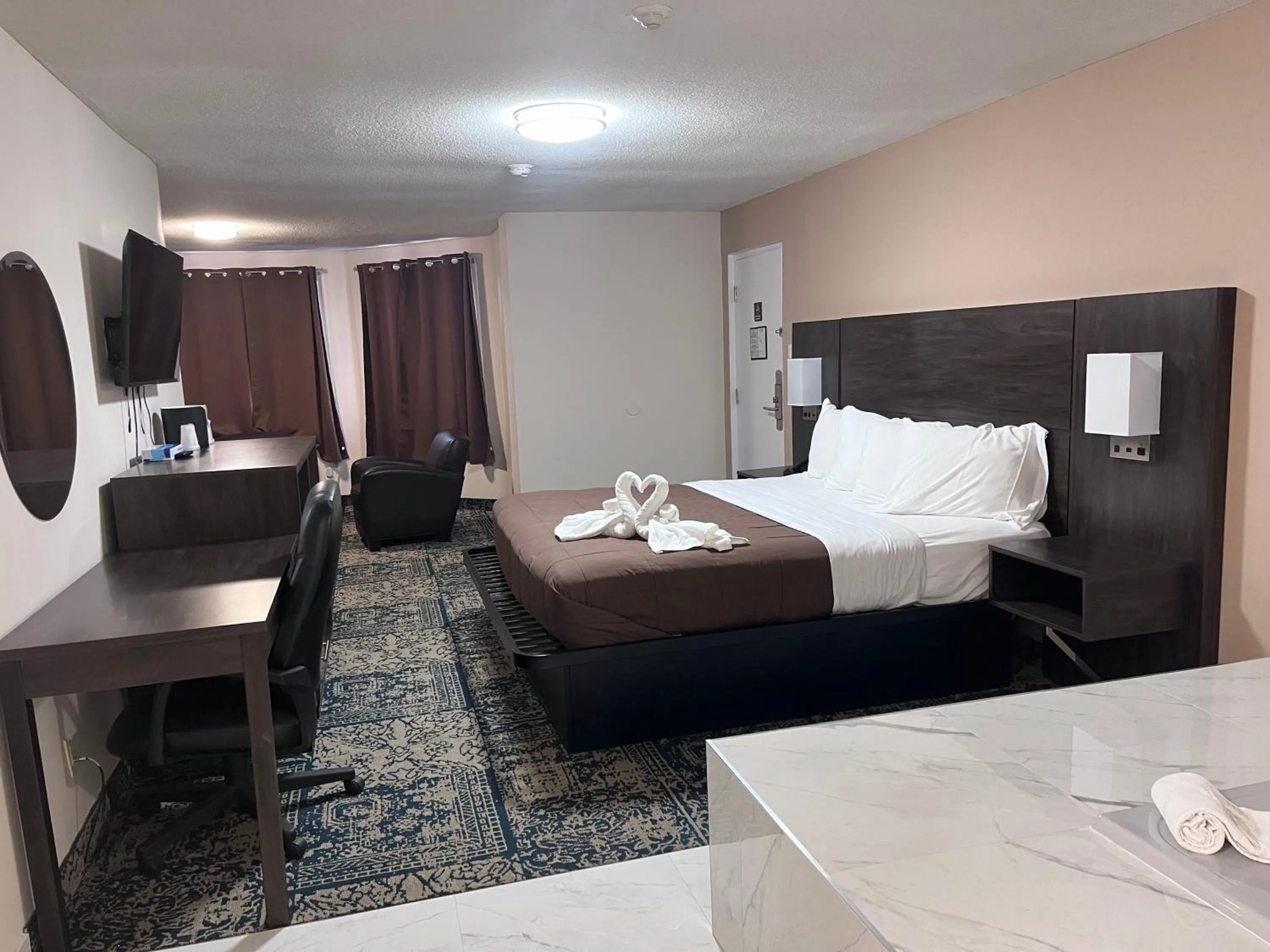 Bed in Falls Lodge & Suites