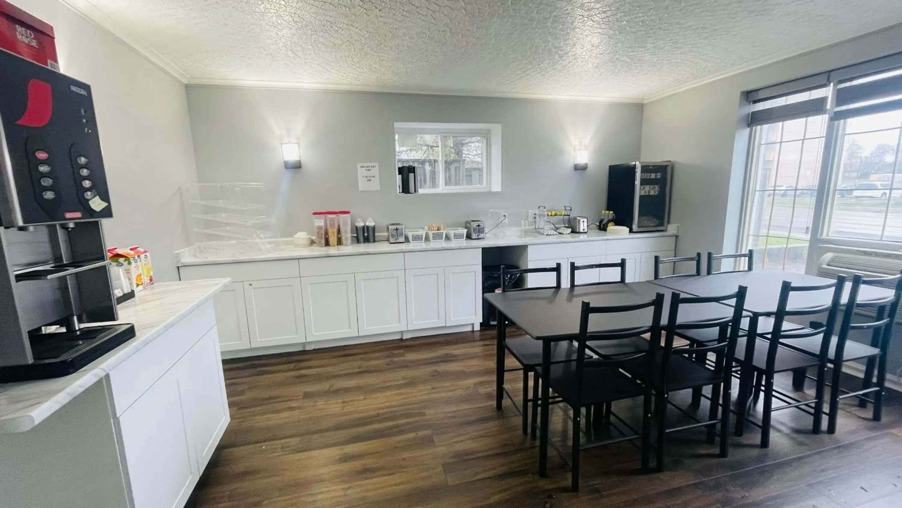 Breakfast in Falls Lodge & Suites Breakfast in Falls Lodge & Suites