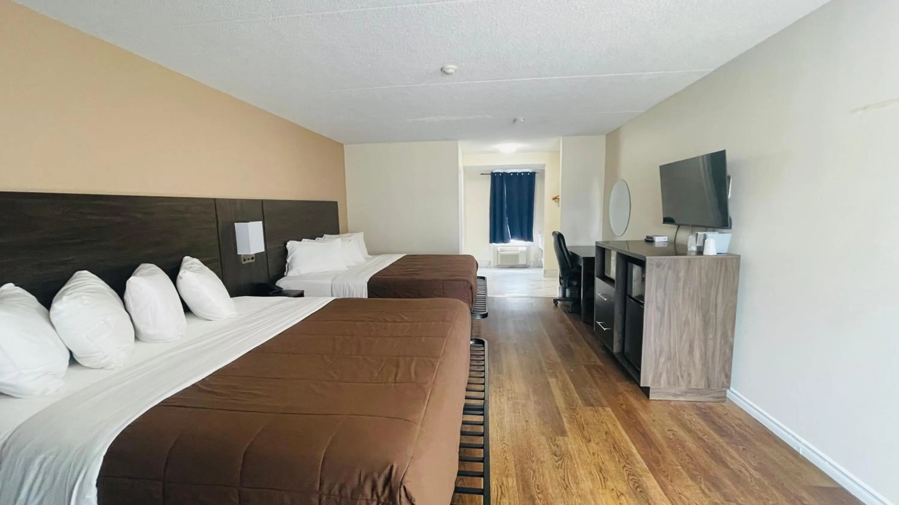 Bed in Falls Lodge & Suites