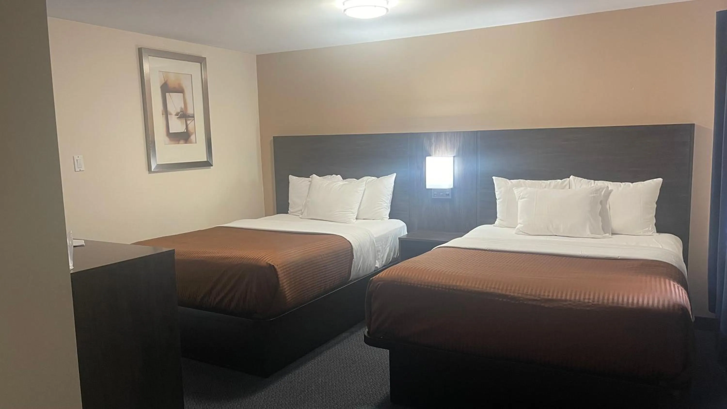 Bed in Falls Lodge & Suites