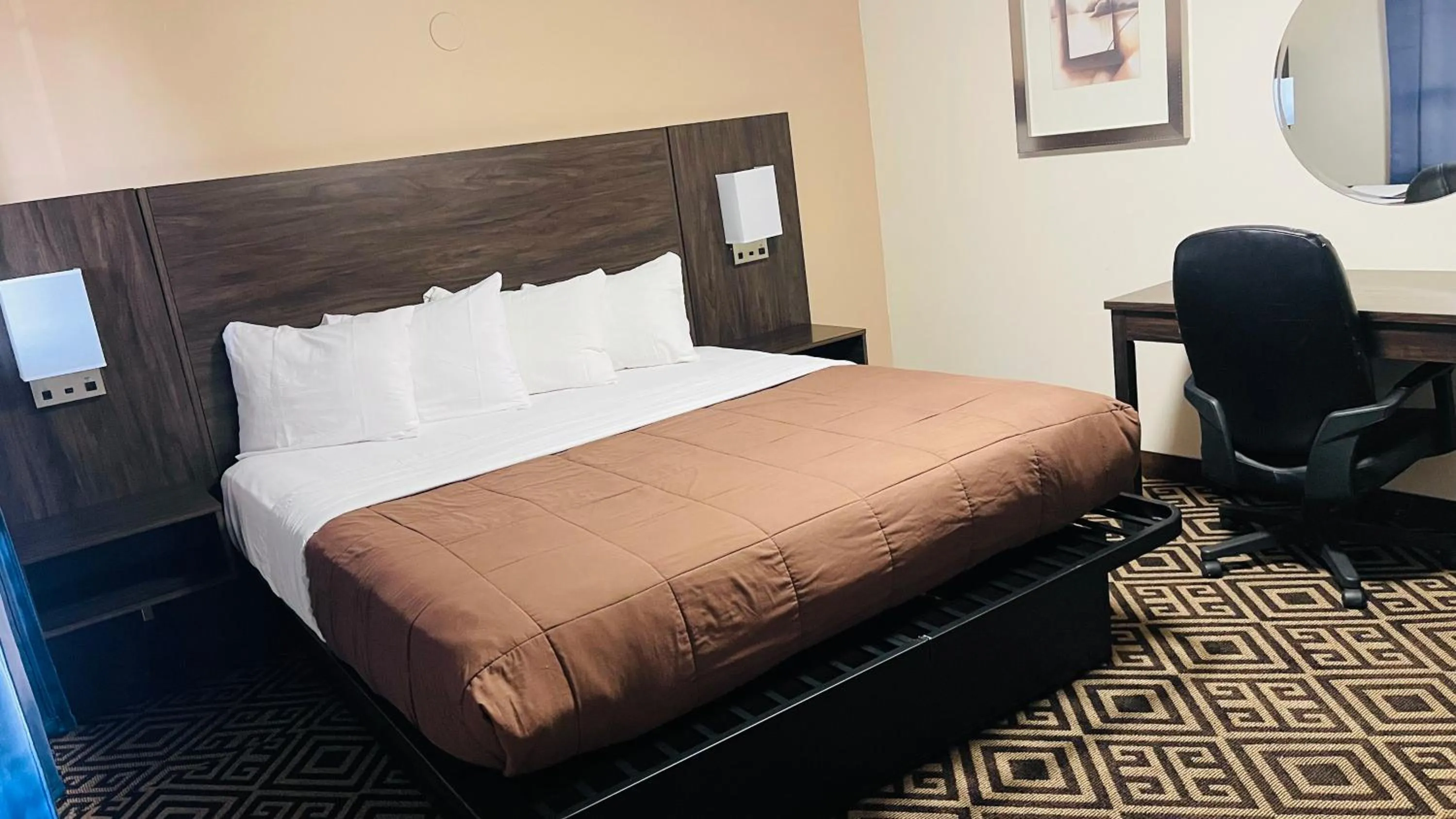 Bed in Falls Lodge & Suites