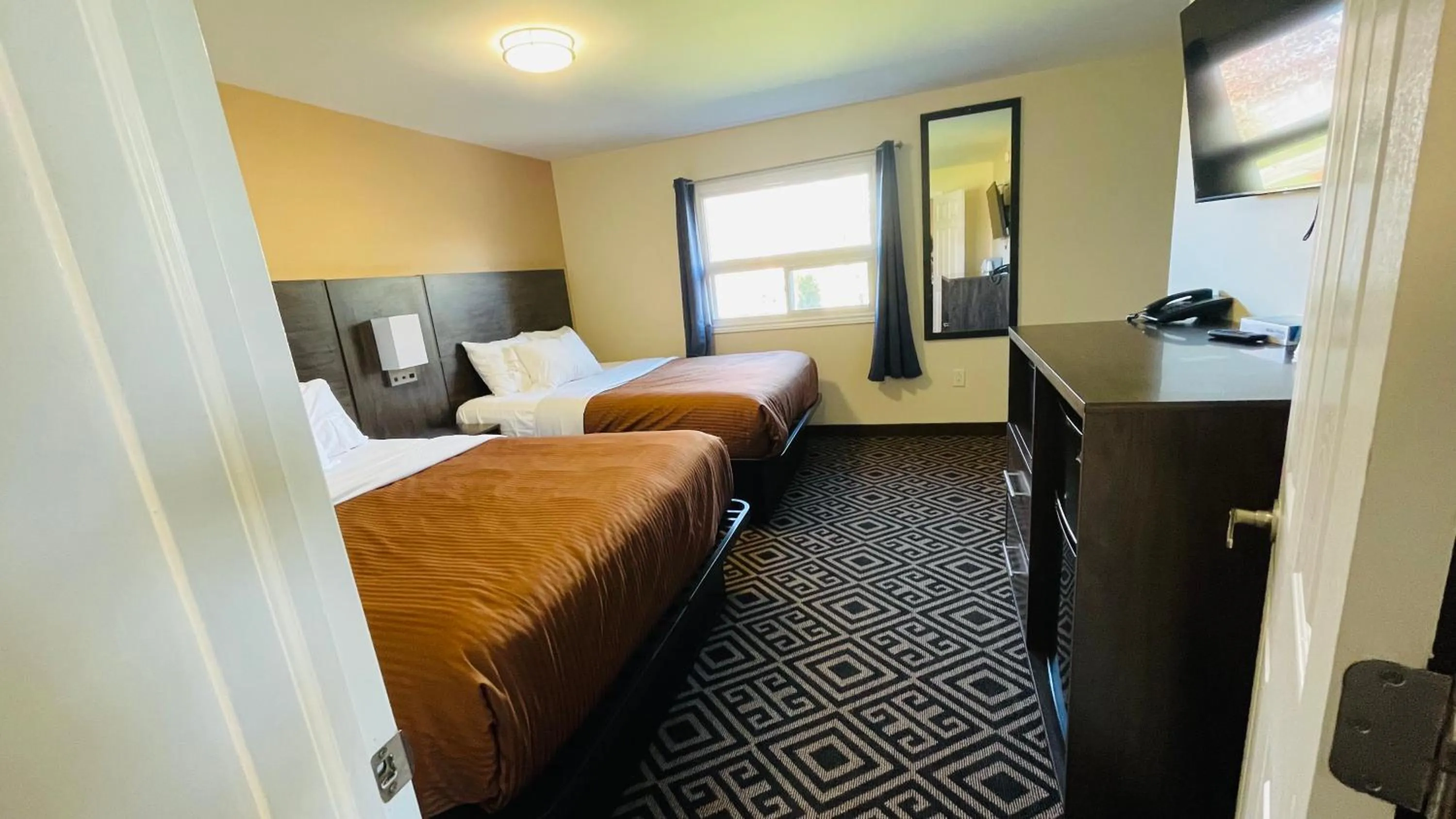 Bed in Falls Lodge & Suites