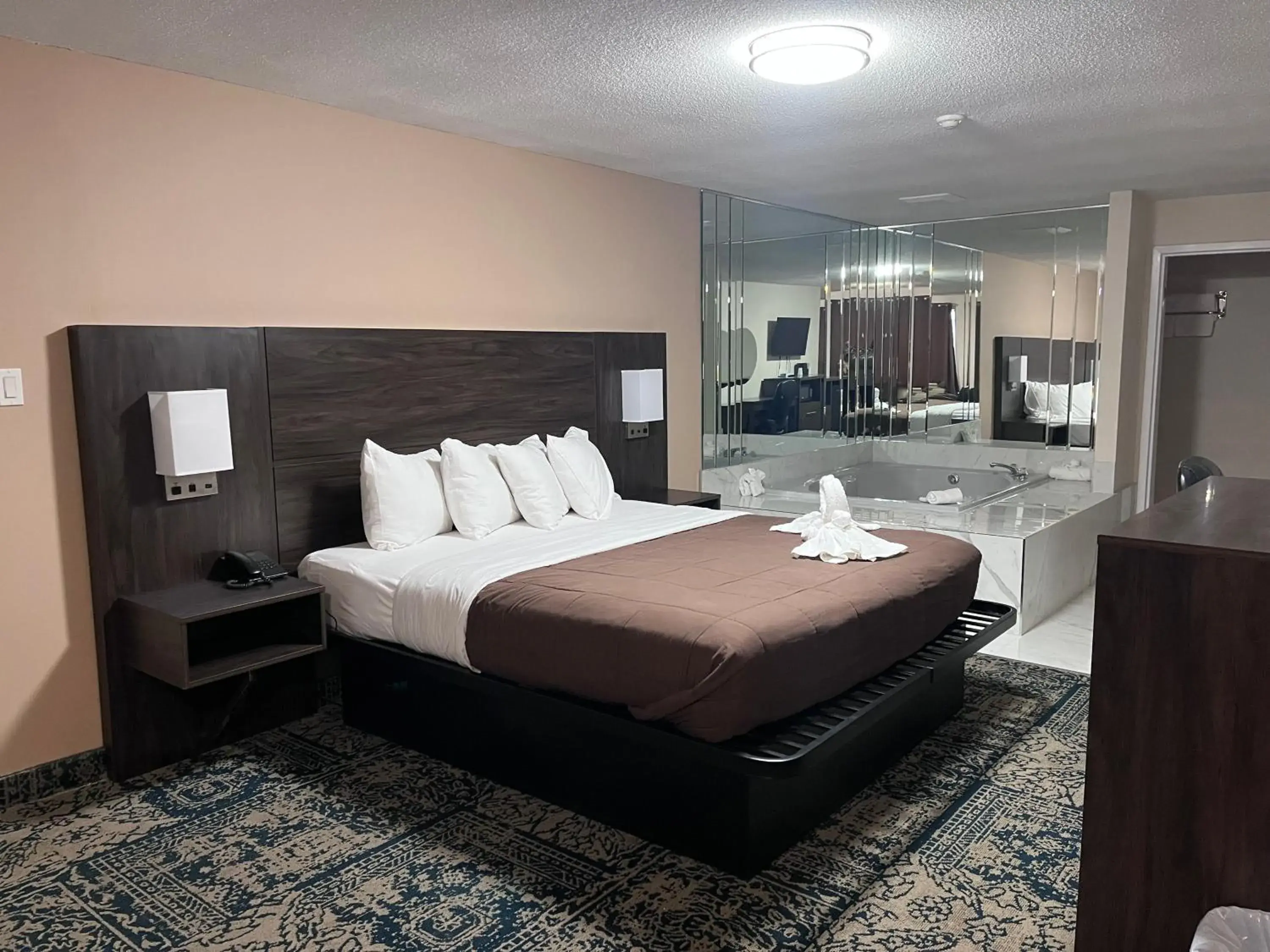 Bed in Falls Lodge & Suites Bed in Falls Lodge & Suites