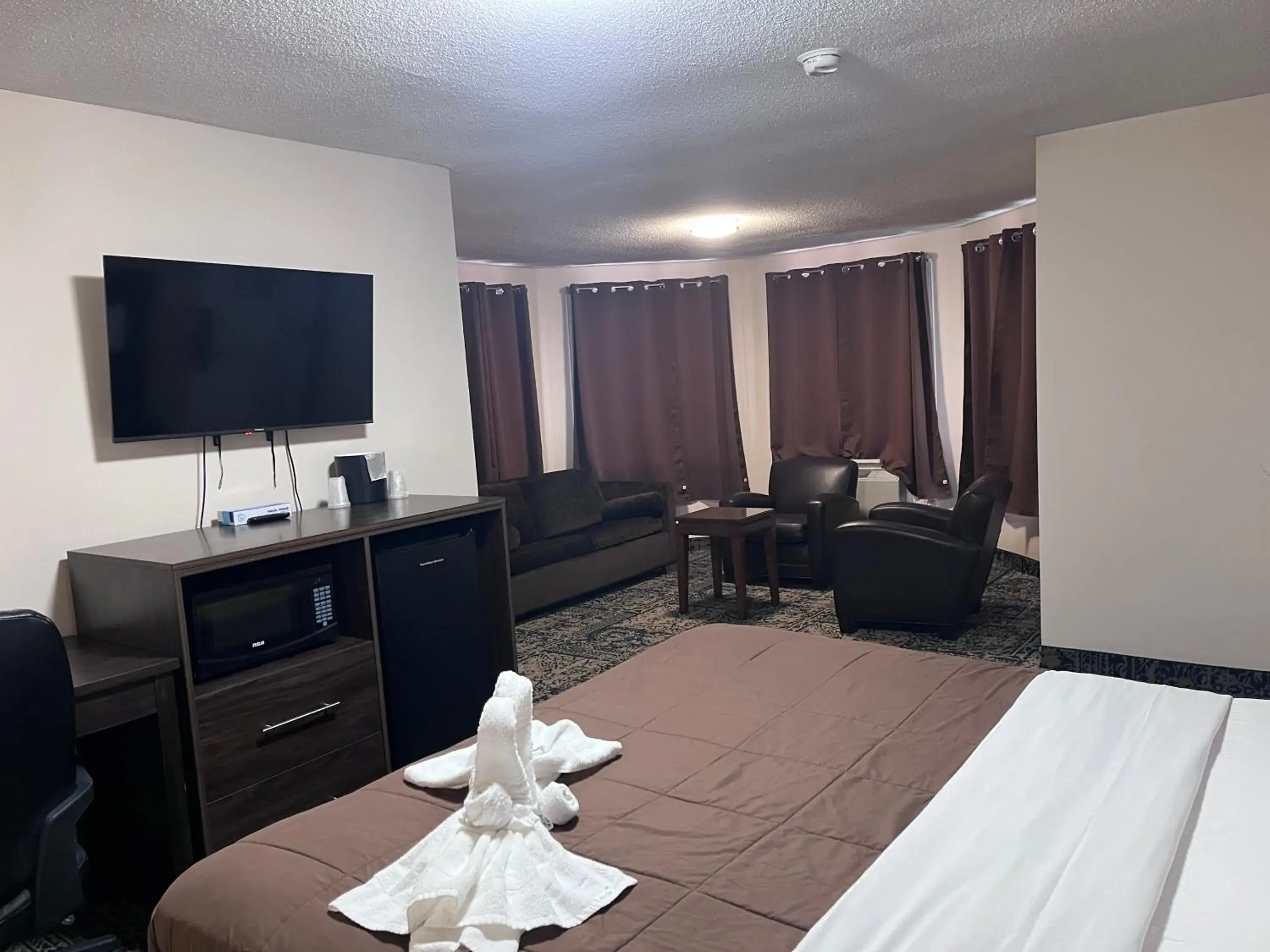 Bed in Falls Lodge & Suites Bed in Falls Lodge & Suites