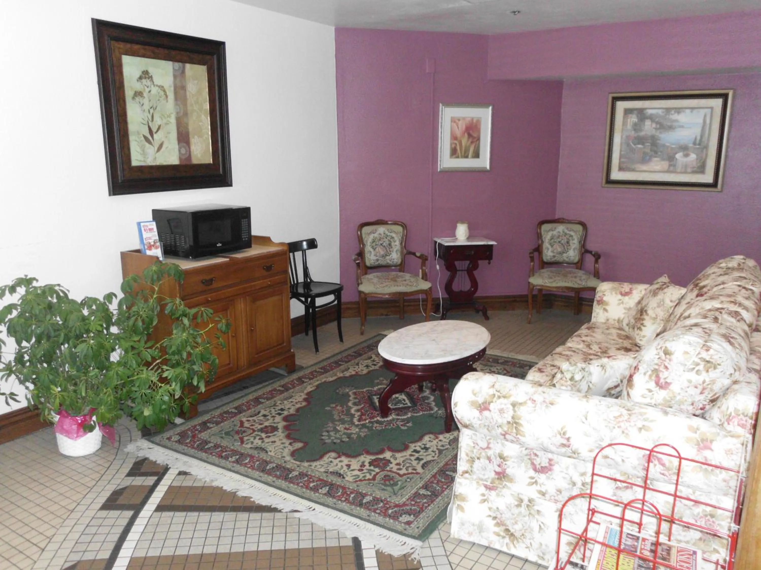 Communal lounge/ TV room in Dutton Inn