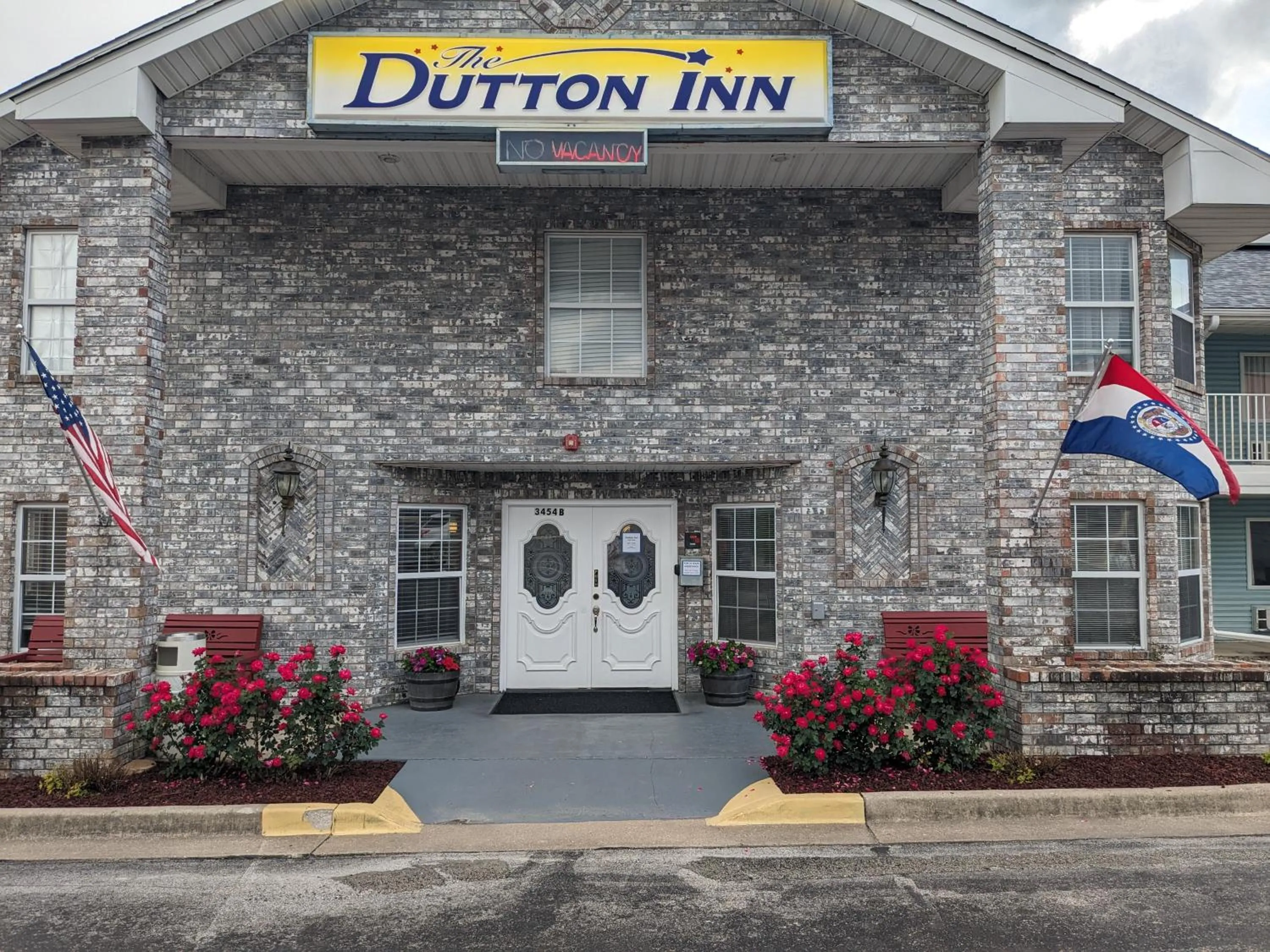 Facade/entrance in Dutton Inn