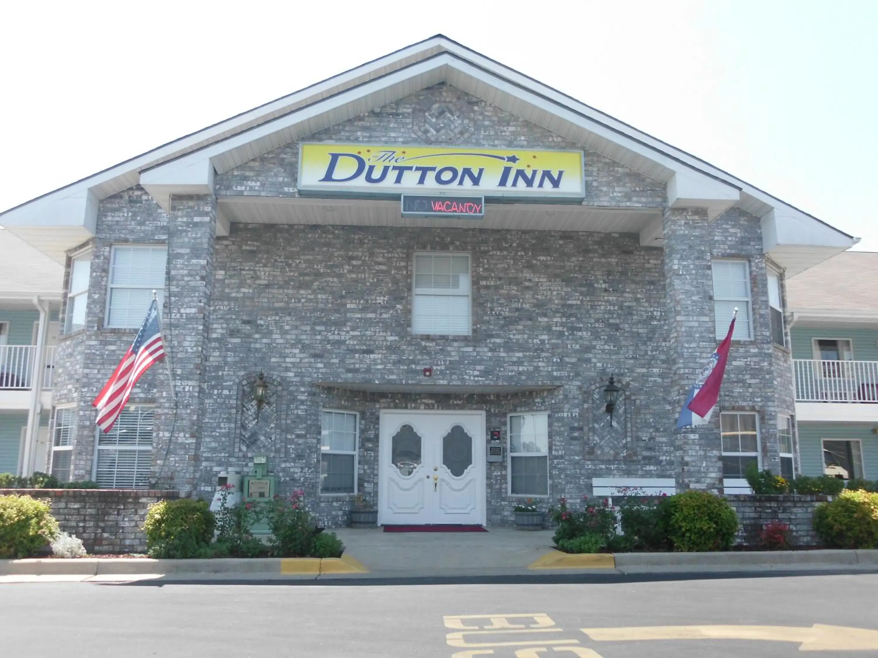 Facade/entrance in Dutton Inn Facade/entrance in Dutton Inn