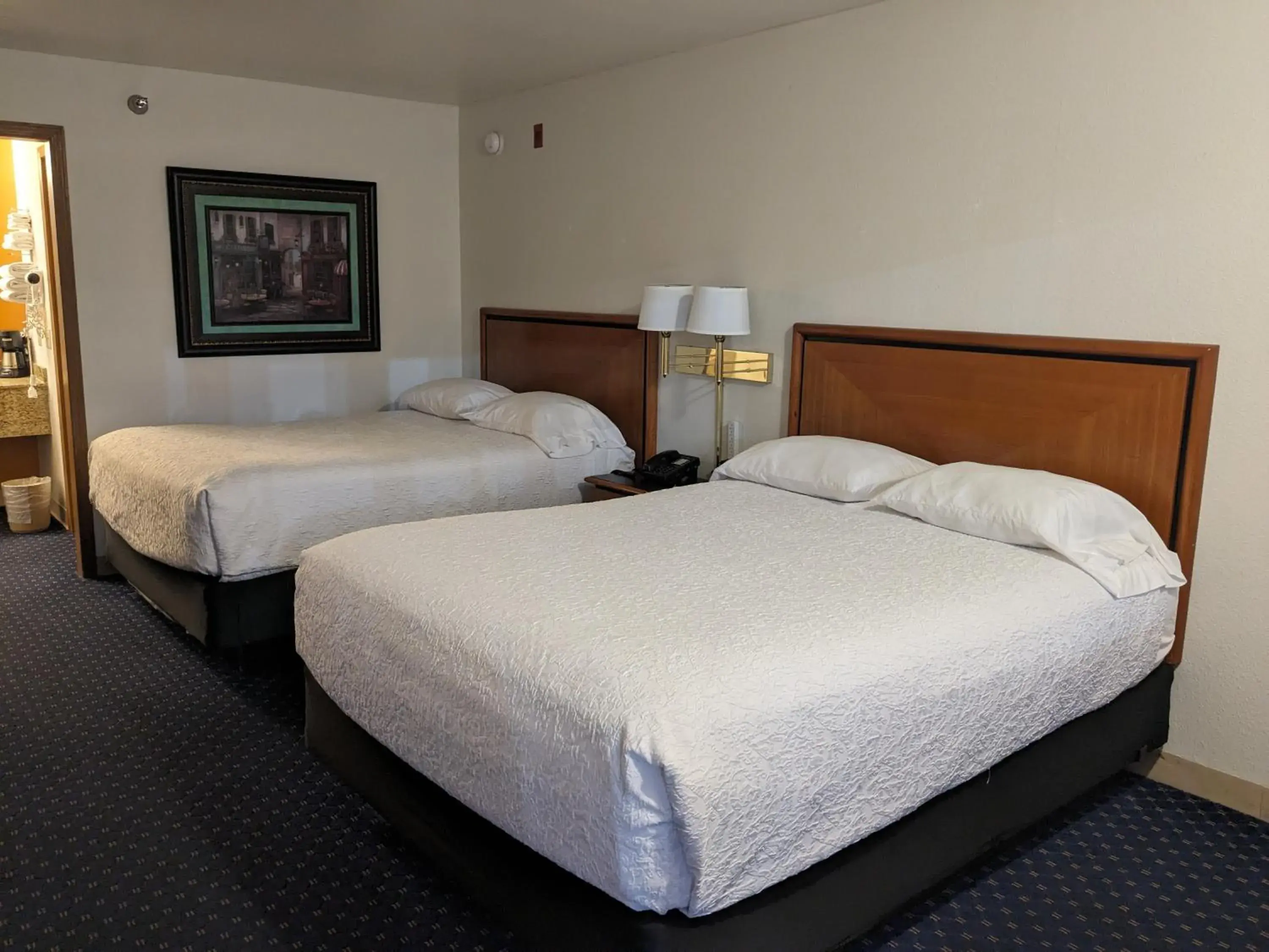 Bedroom, Bed in Dutton Inn Bedroom, Bed in Dutton Inn