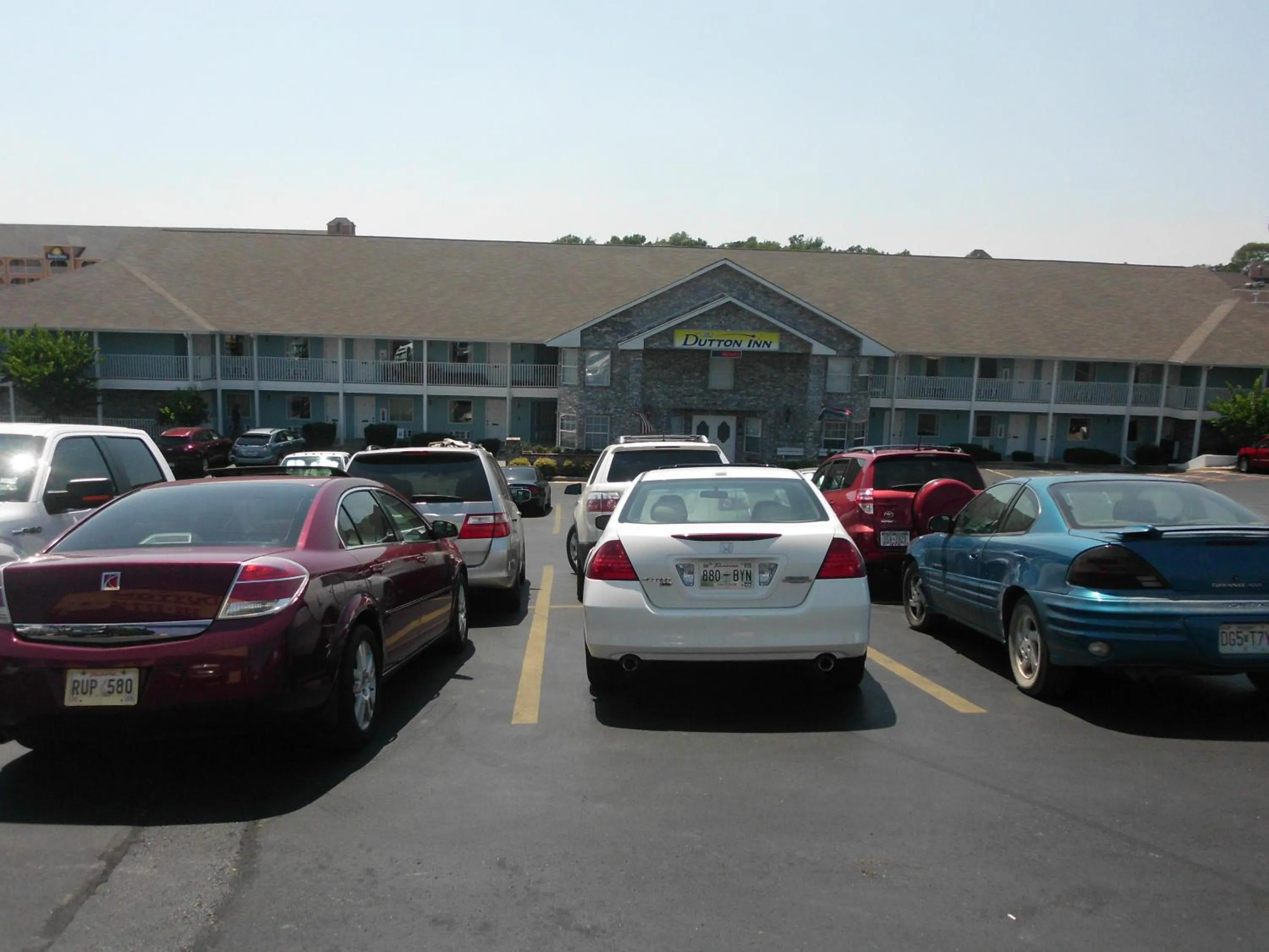 Facade/entrance in Dutton Inn