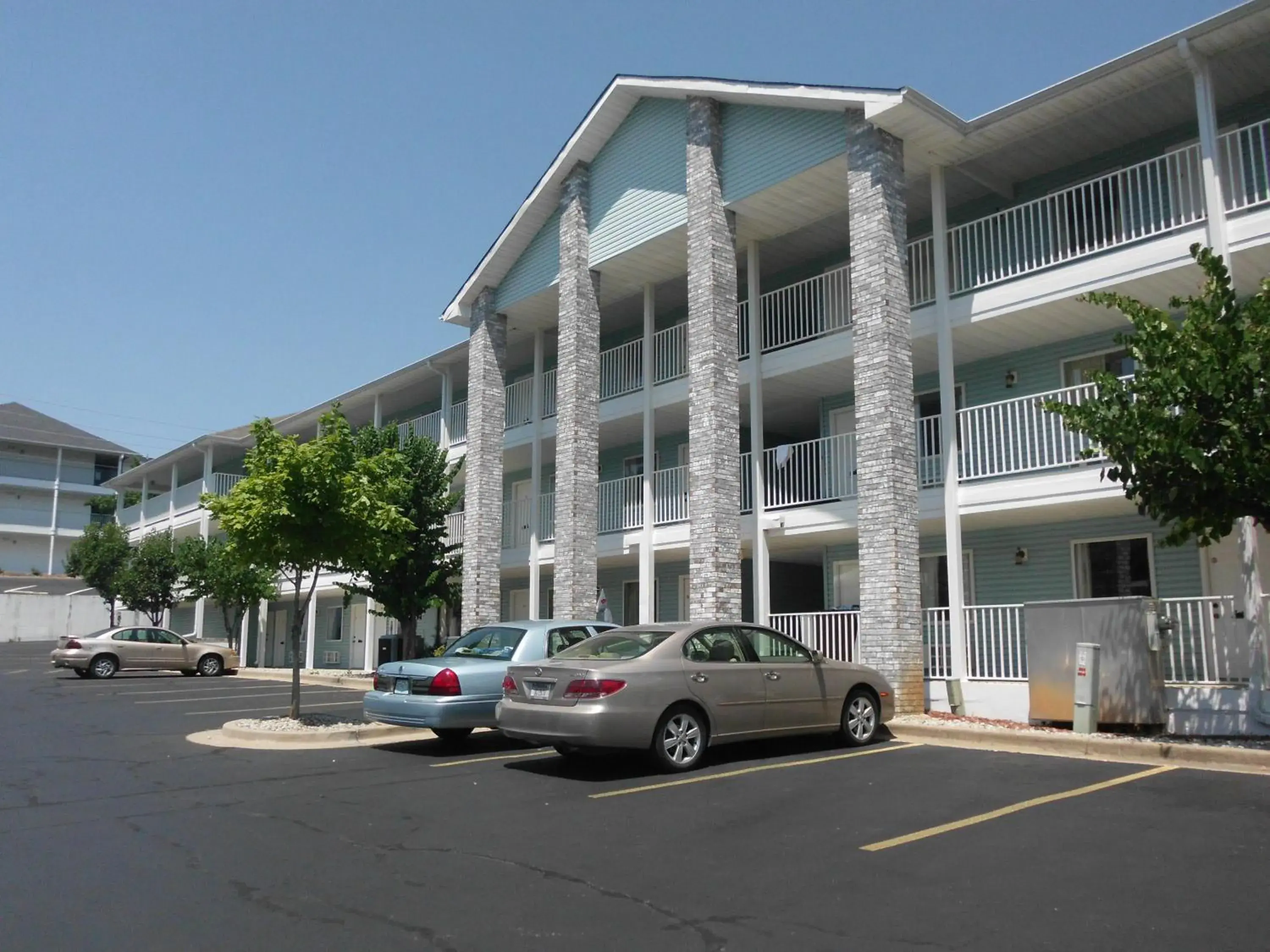 Facade/entrance in Dutton Inn Facade/entrance in Dutton Inn