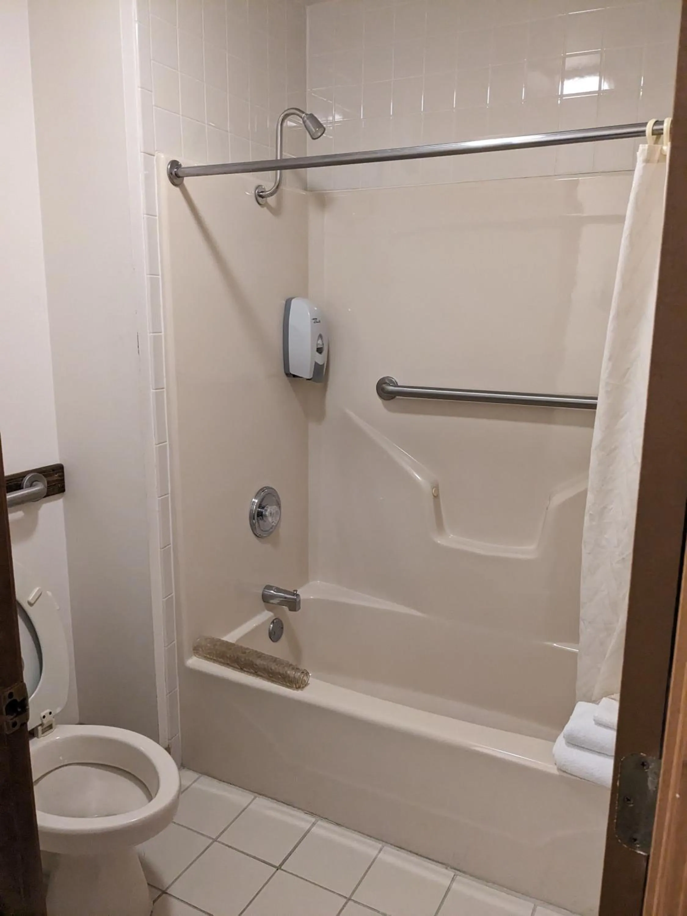 Bathroom in Dutton Inn