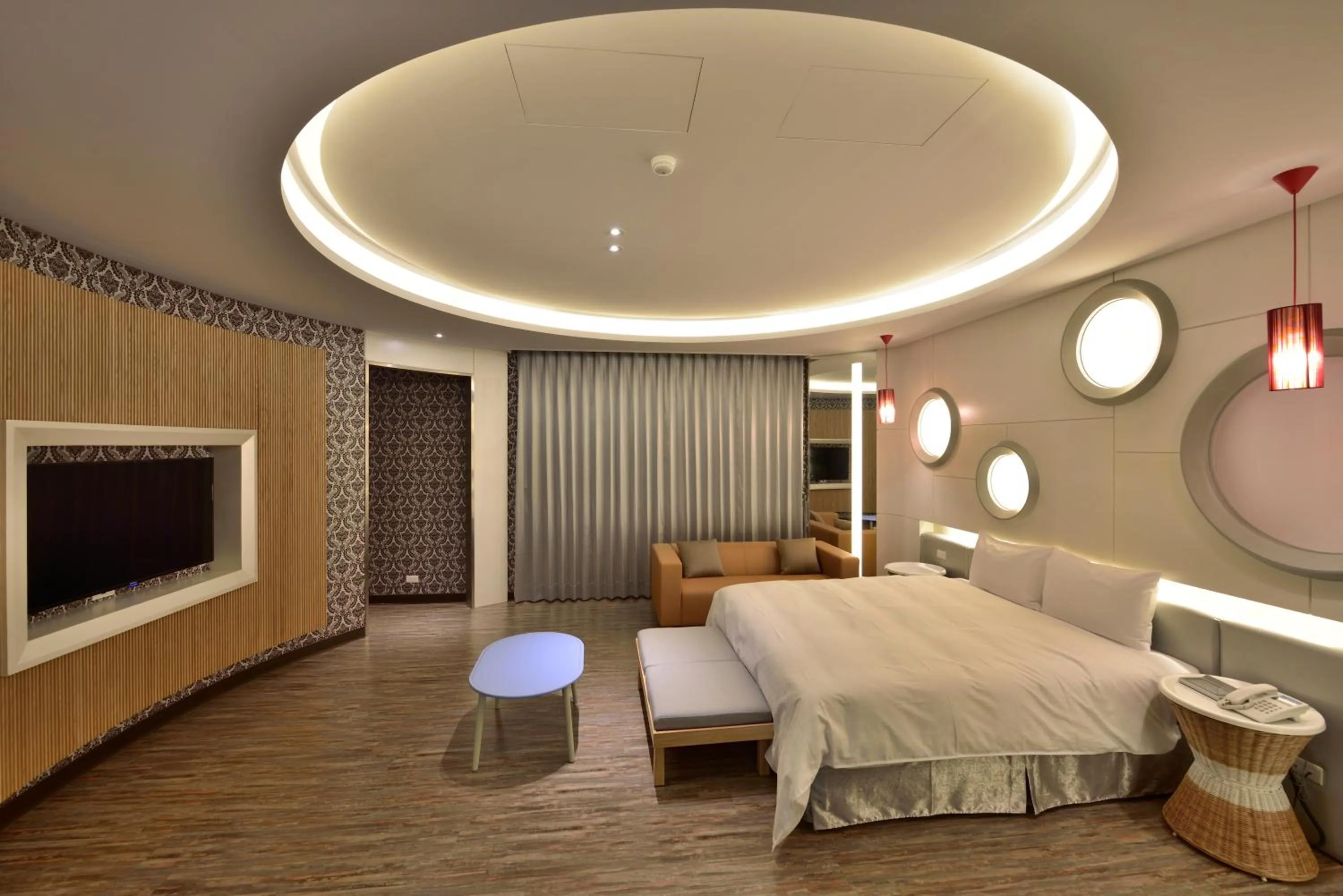 Photo of the whole room, Bed in liHotel