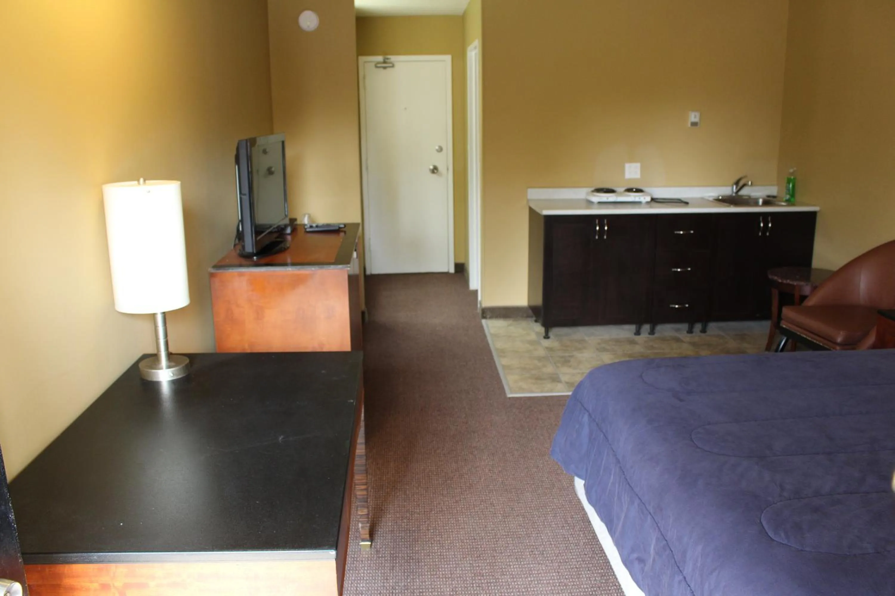 Bedroom, Bed in Travelodge by Wyndham Swift Current