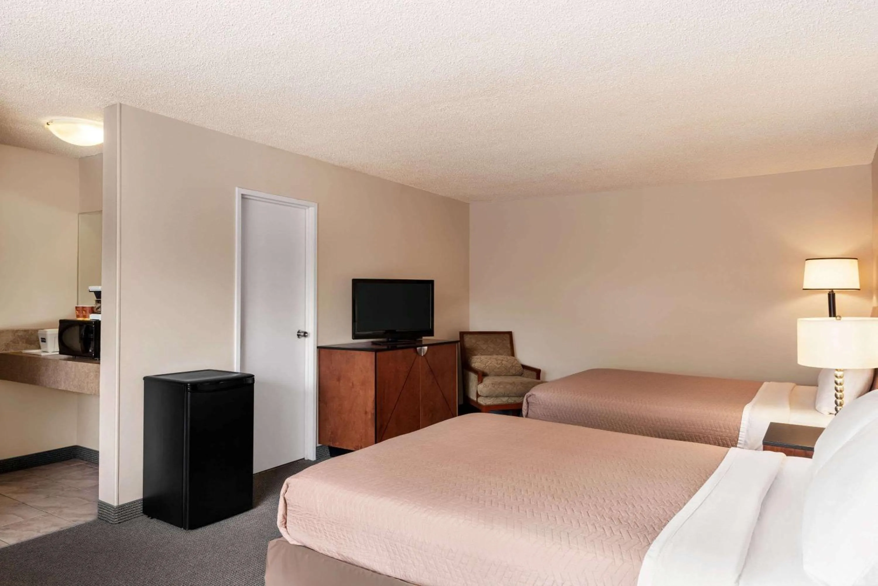 Photo of the whole room, Bed in Travelodge by Wyndham Swift Current