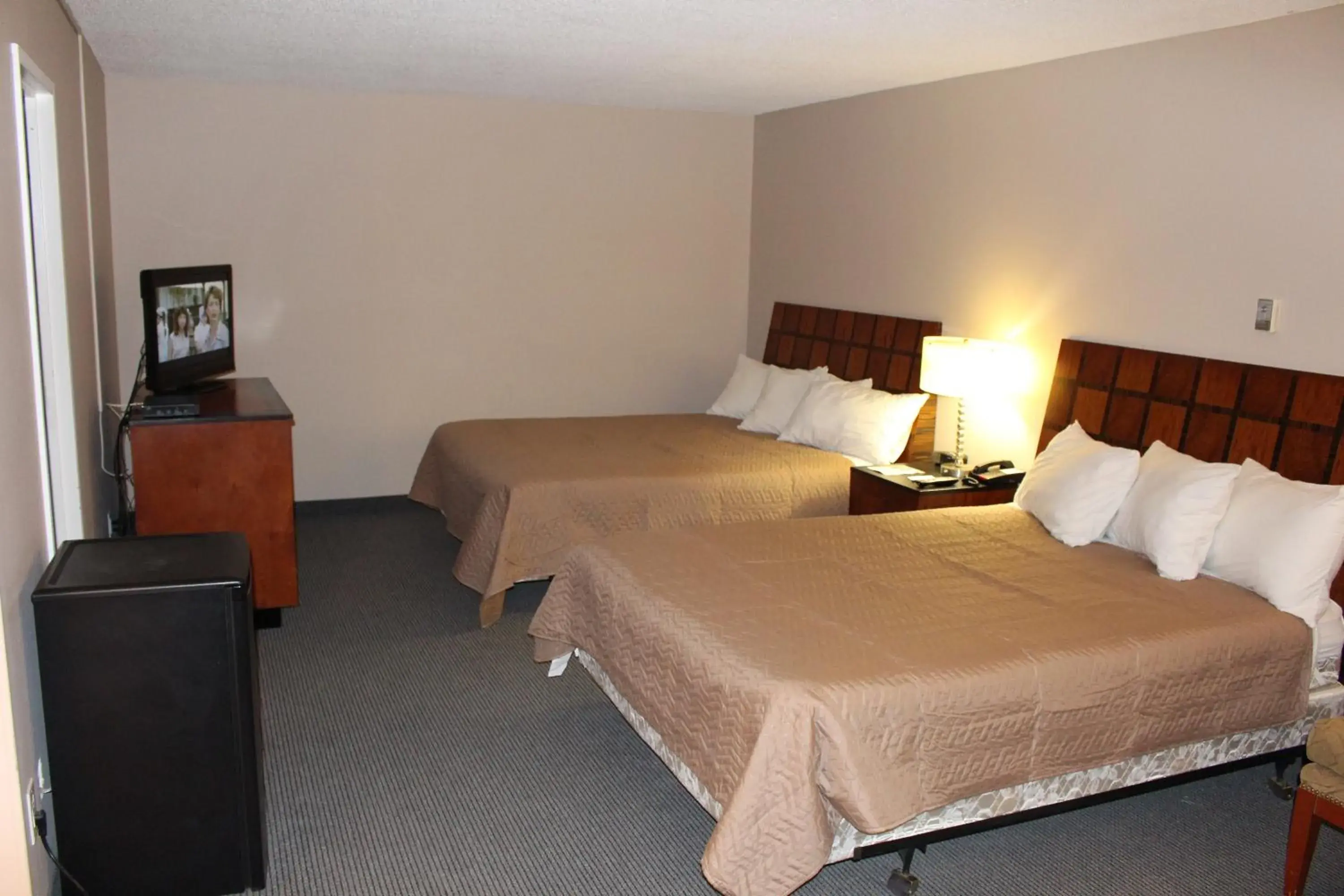 Bedroom, Bed in Travelodge by Wyndham Swift Current Bedroom, Bed in Travelodge by Wyndham Swift Current
