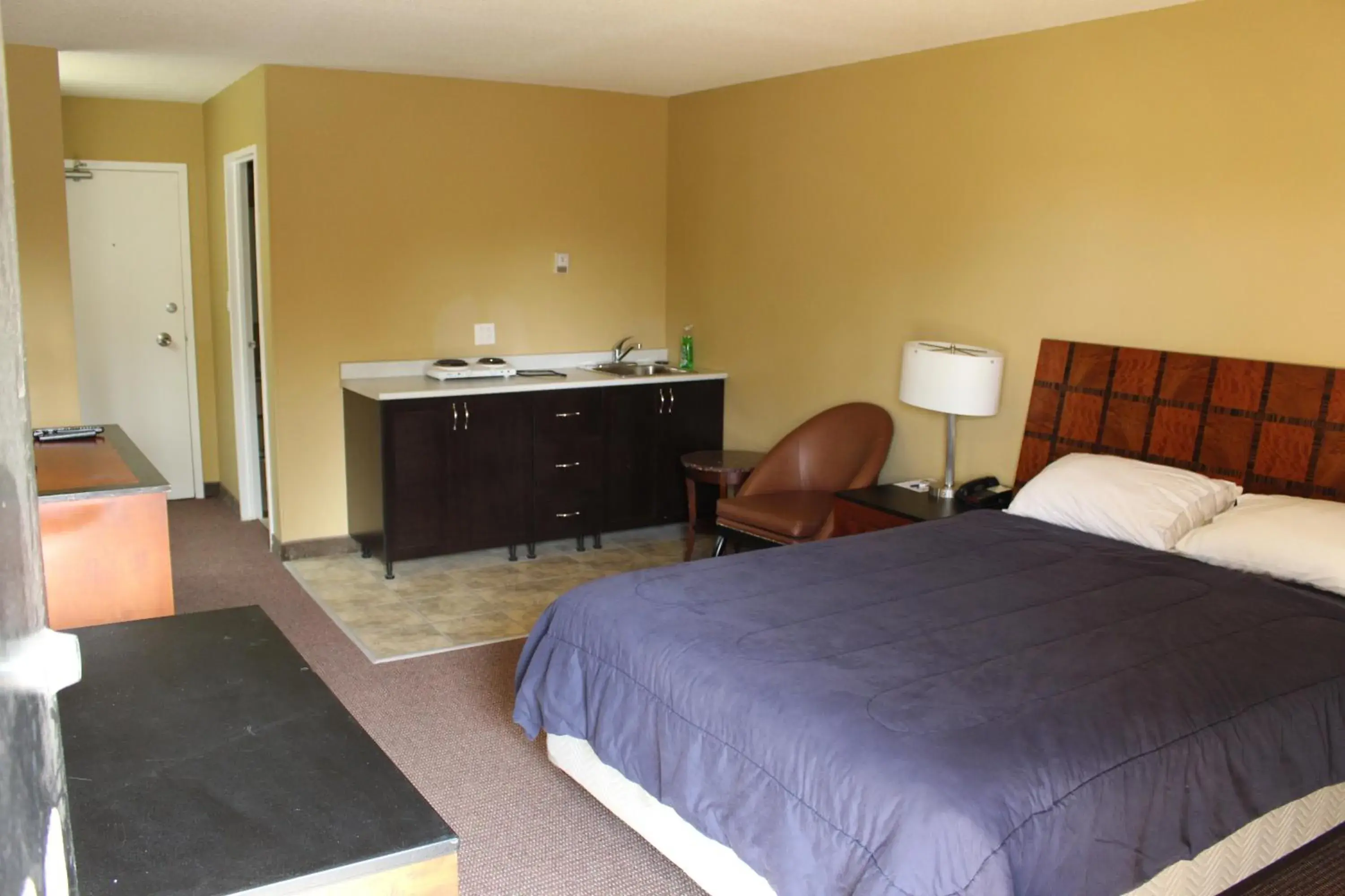 Bedroom, Bed in Travelodge by Wyndham Swift Current Bedroom, Bed in Travelodge by Wyndham Swift Current