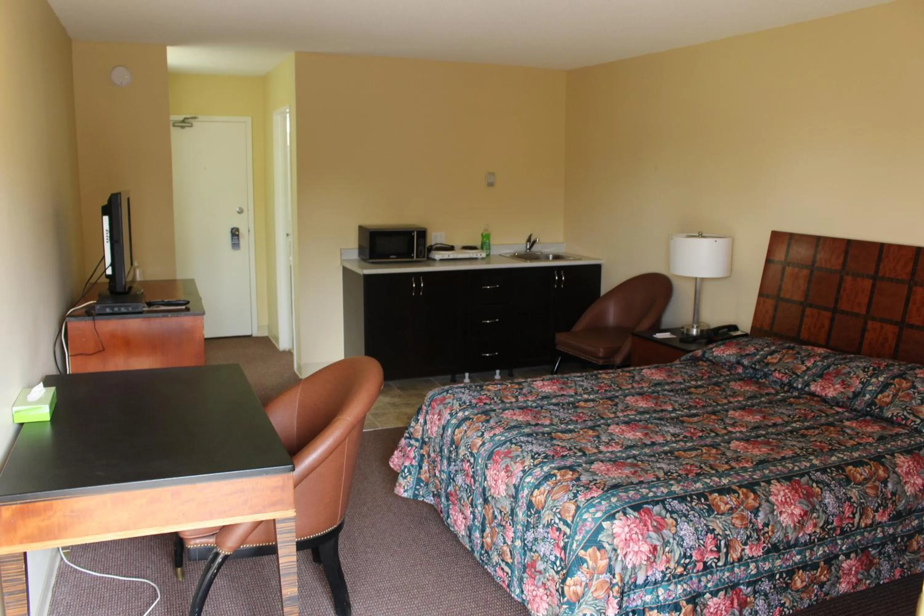 Bedroom, Bed in Travelodge by Wyndham Swift Current