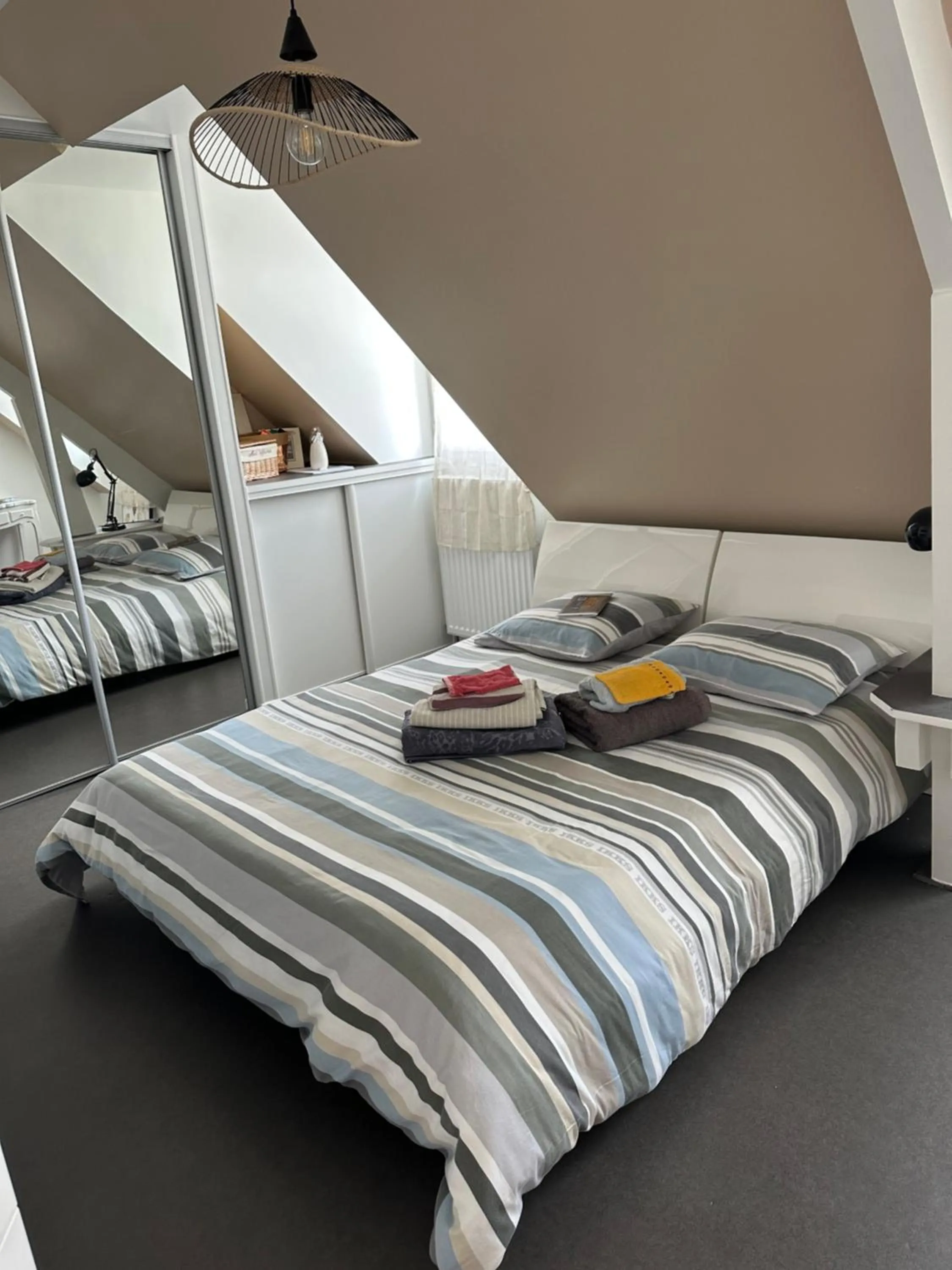 Bed in CHANGÉ, 10mn du circuit du Mans