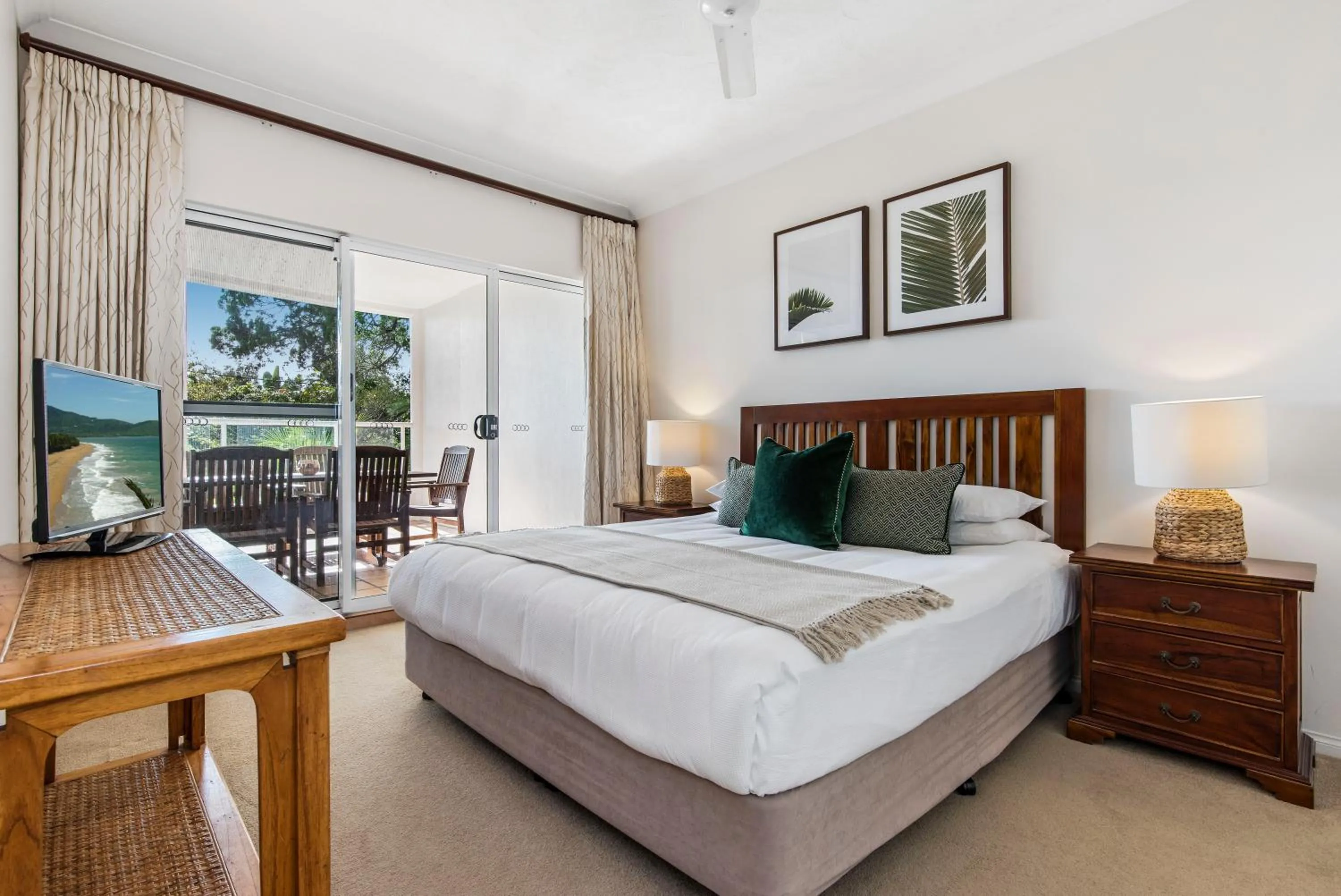 Bedroom, Bed in The Lookout Resort Noosa