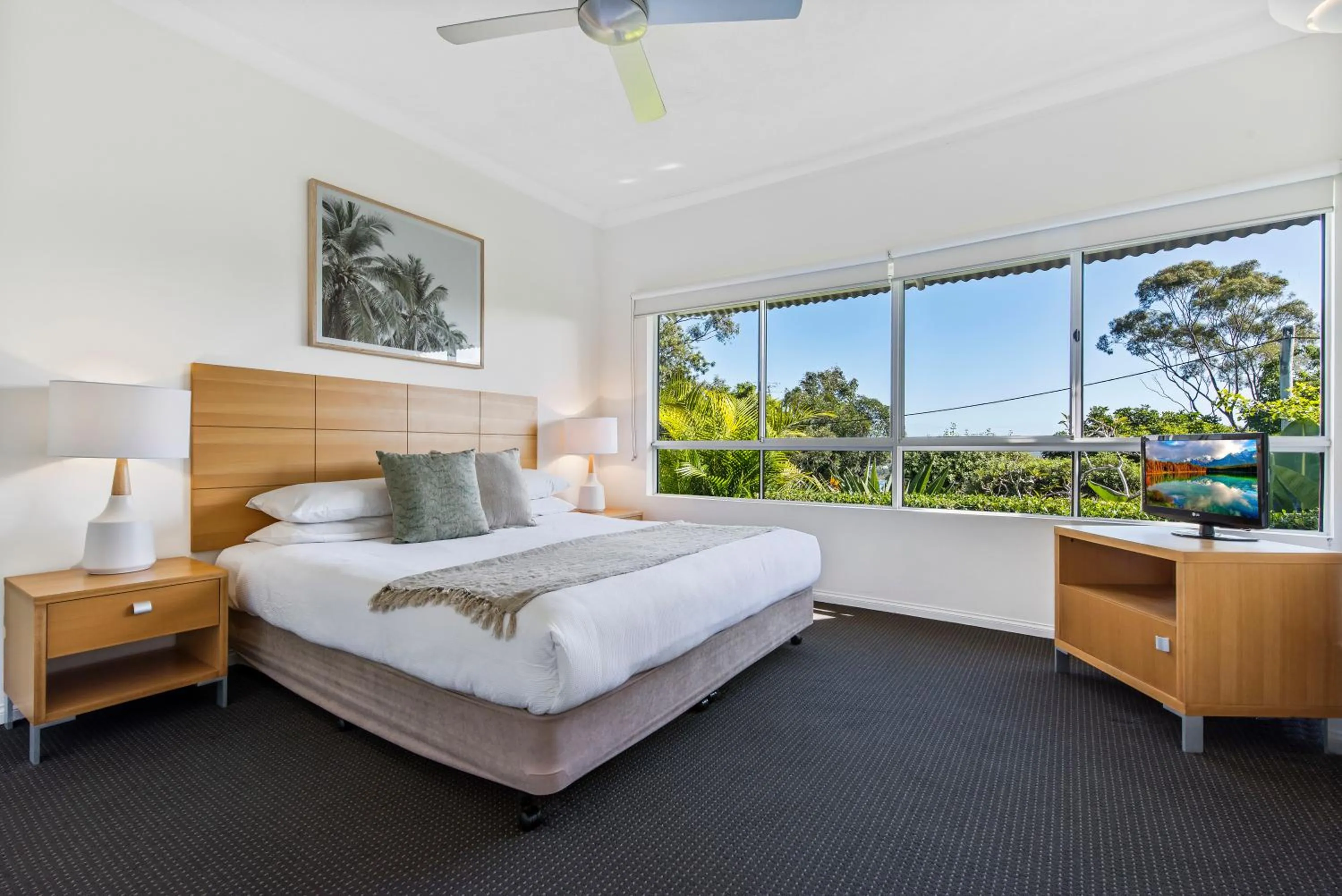 Bedroom, Bed in The Lookout Resort Noosa