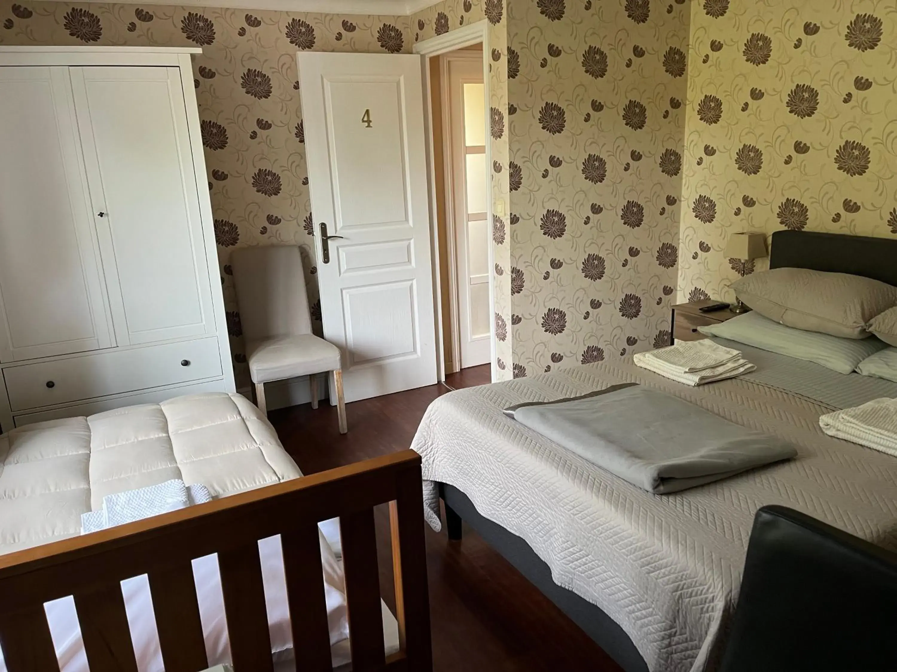 Family Room with Shared Bathroom in Le Pontet Family Room with Shared Bathroom in Le Pontet