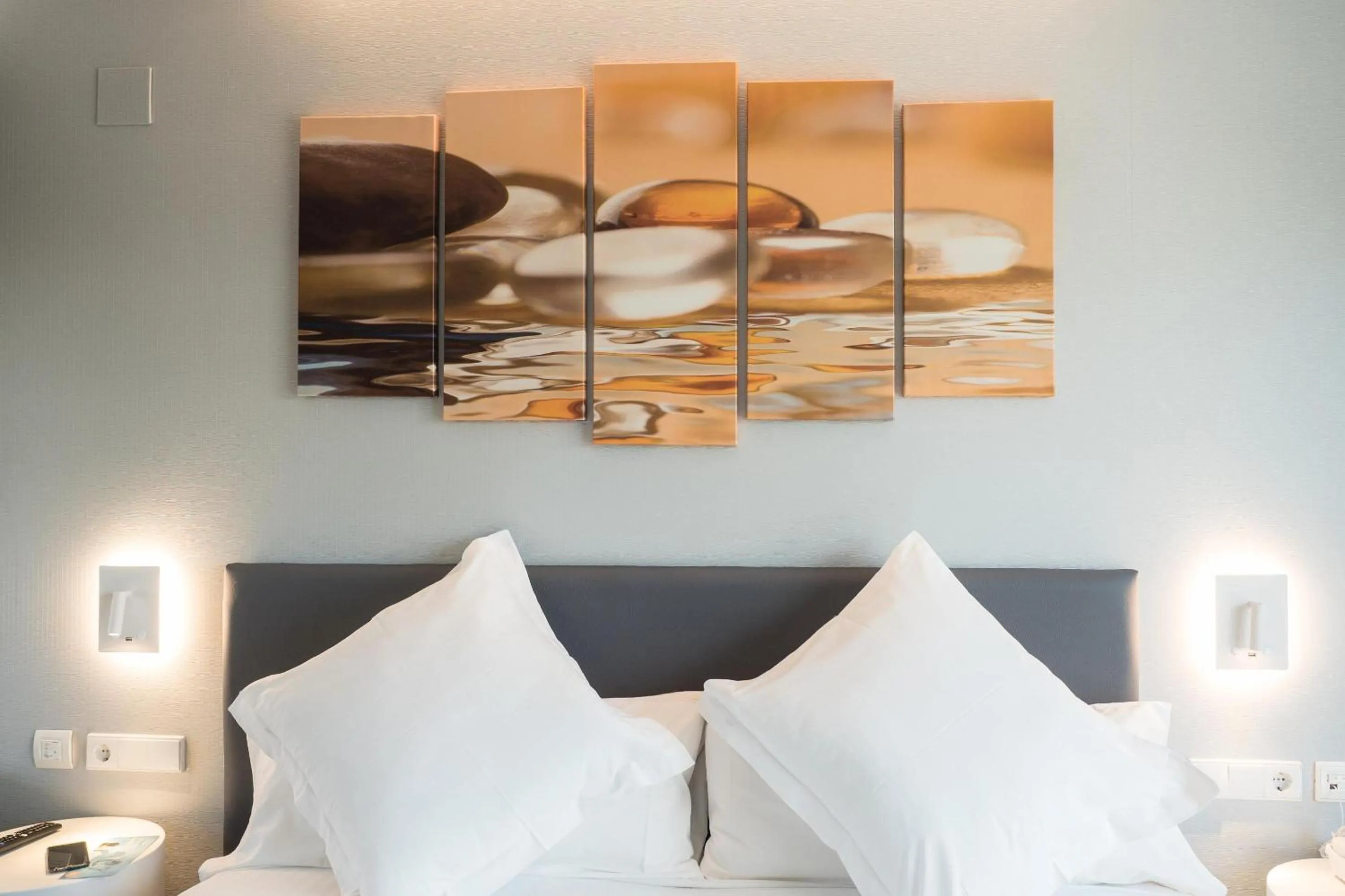 Photo of the whole room, Bed in Sercotel Valencia Alameda 41